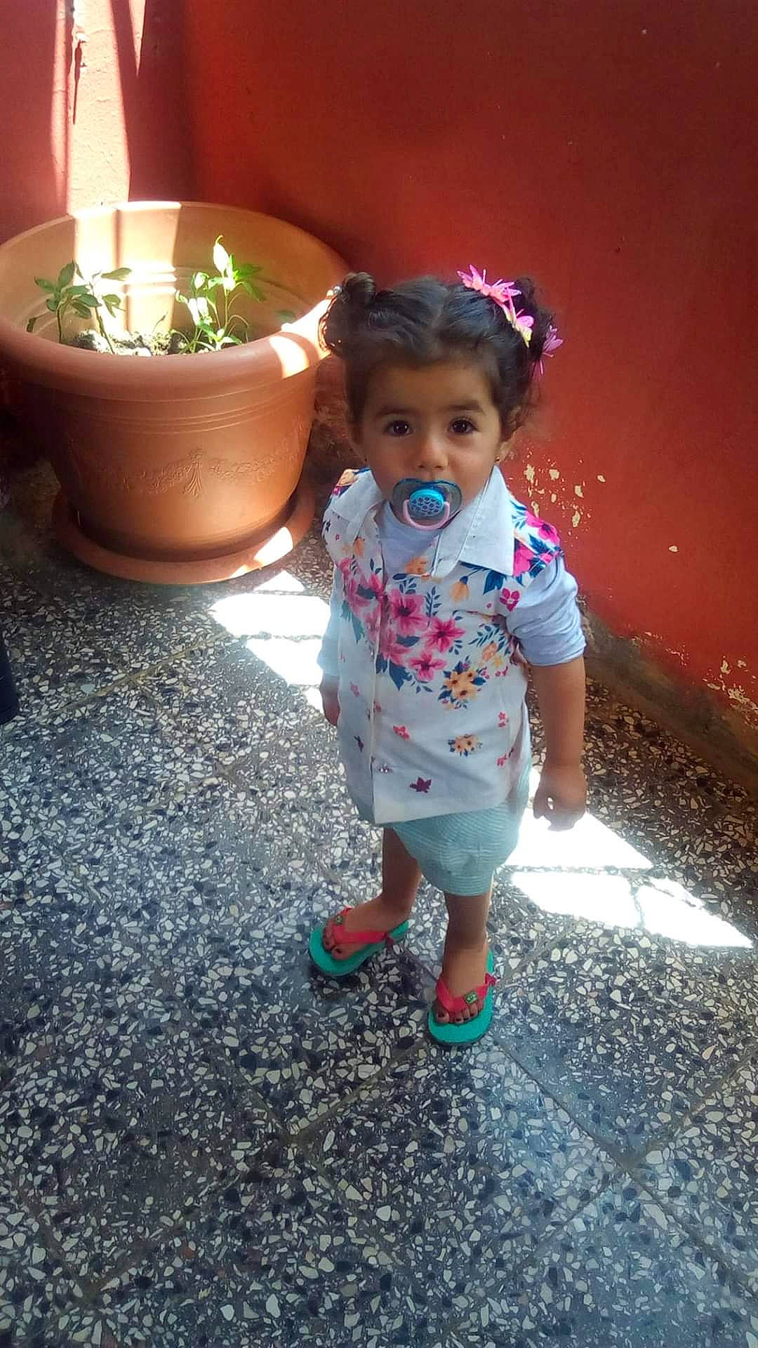 Anaïs a rejoint le concours — aidez-le/la à gagner de superbes lots ! child, fun, person, play, smile, standing, toddler