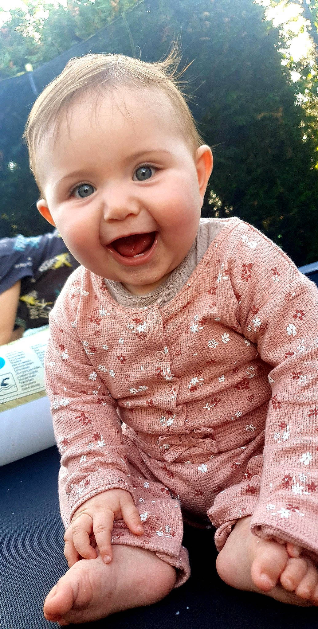 Halana participe au concours pour gagner de l'argent avec cette photo : baby, baby_toddler_clothing, cheek, chin, fun, grass, happy, head, human_body, leisure, lip, mouth, nose, person, pink, recreation, skin, sleeve, smile, t_shirt