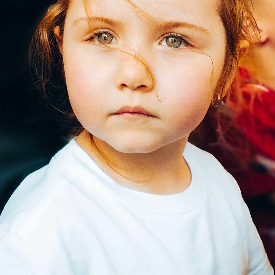 Halana a rejoint le concours — aidez-le/la à gagner de superbes lots ! accessories, blonde, bodypart, child, clothing, face, female, finger, frown, girl, hair, hand, happy, head, person, photography, portrait, sad, smile, t_shirt