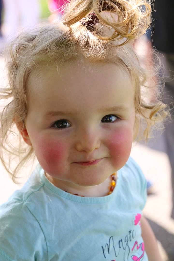 Valentine participe au concours pour gagner de l'argent avec cette photo : baby_toddler_clothing, cheek, child, cool, ear, eyebrow, eyelash, fun, grass, hair, happy, iris, joy, lip, nose, person, skin, smile, sunglasses, sunlight