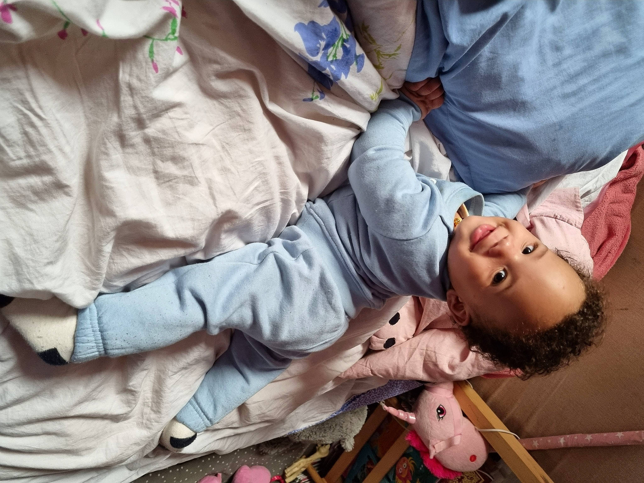 Saïan participe au concours pour gagner de l'argent avec cette photo : child, eyelash, fun, gesture, happy, joint, joy, leisure, people, person, sitting, sleeve, tie, toy, uniform