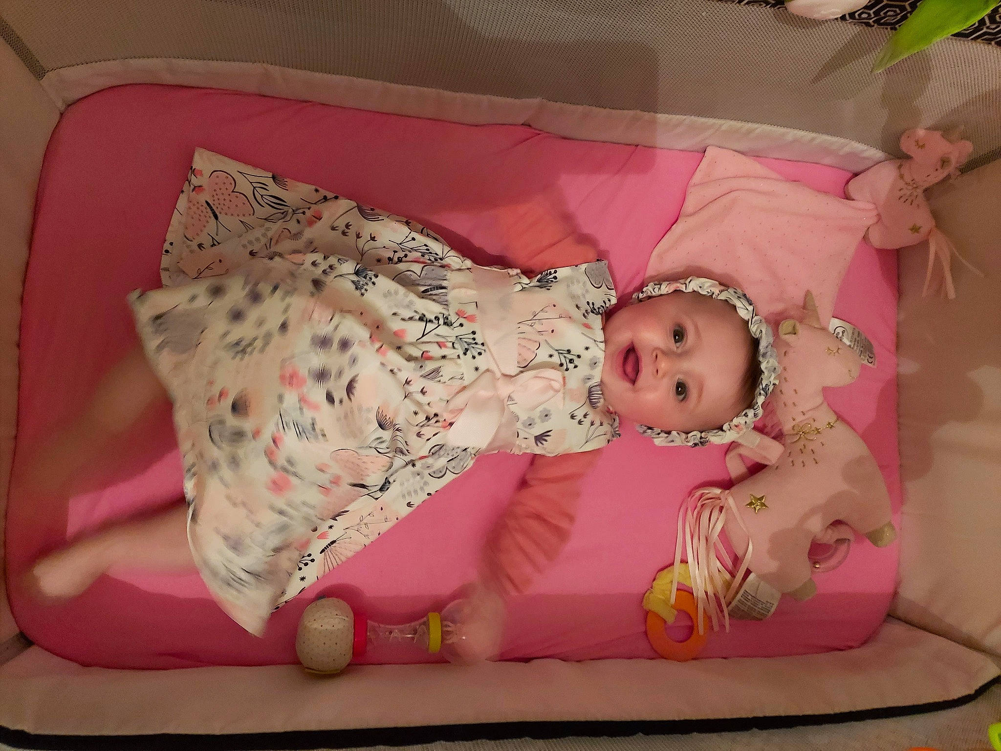 Aëla participe au concours pour gagner de l'argent avec cette photo : baby, baby_products, baby_toddler_clothing, baby_toys, bedding, cheek, child, clothing, comfort, embellishment, linens, magenta, pattern, person, pink, room, sock, toddler