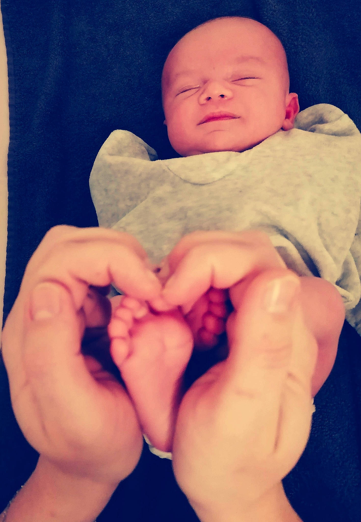 Loévan participe au concours pour gagner de l'argent avec cette photo : arm, baby, baby_sleeping, cheek, child, face, finger, flesh, gesture, hand, head, leg, love, muscle, person, skin, smile, thumb, toddler