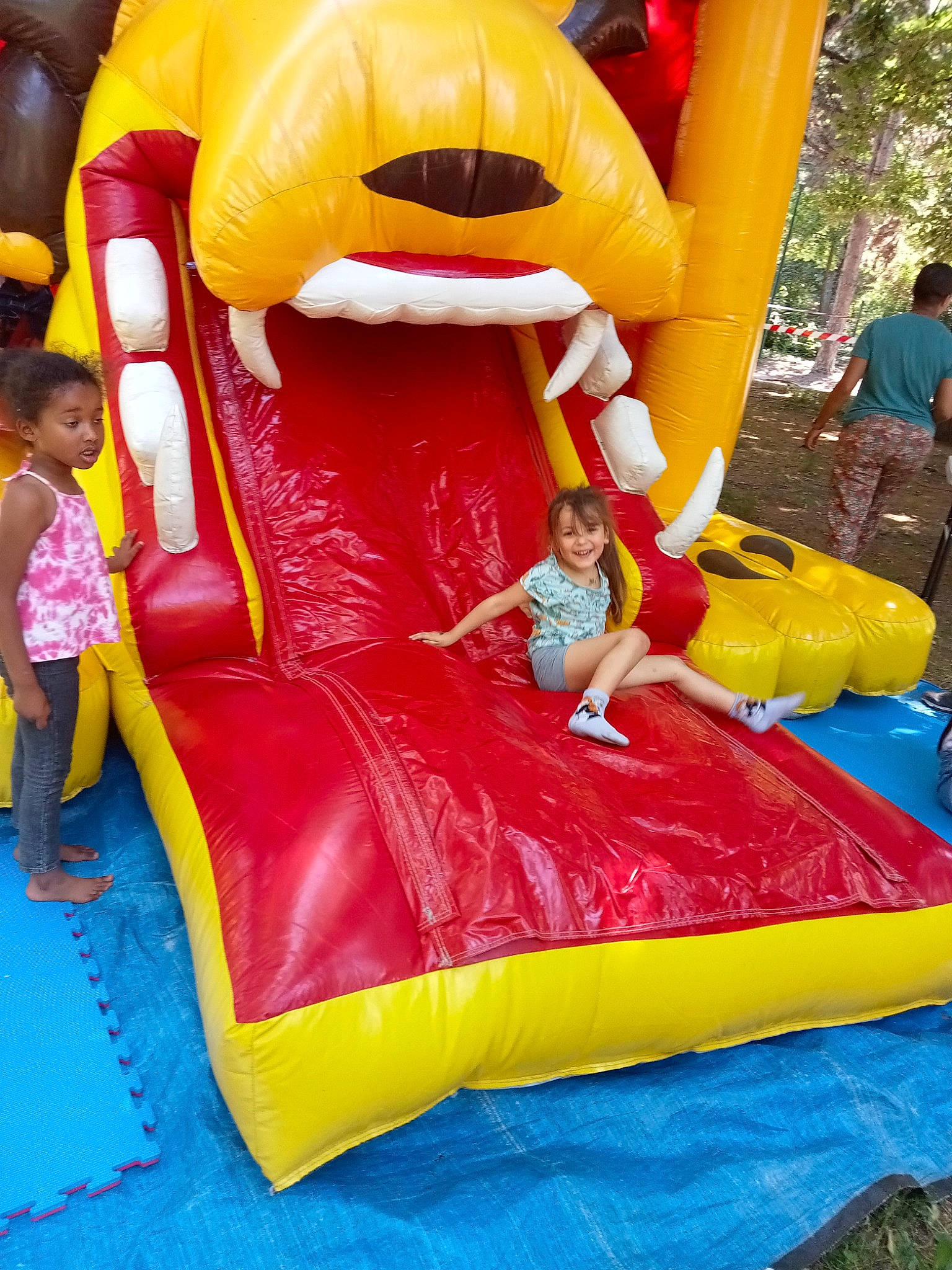 Manel participe au concours pour gagner de l'argent avec cette photo : blue, child, chute, clothing, fun, green, inflatable, joy, leisure, outdoor_play_equipment, outdoor_recreation, person, photograph, plant, play, playground, recreation, shorts, smile, snapshot