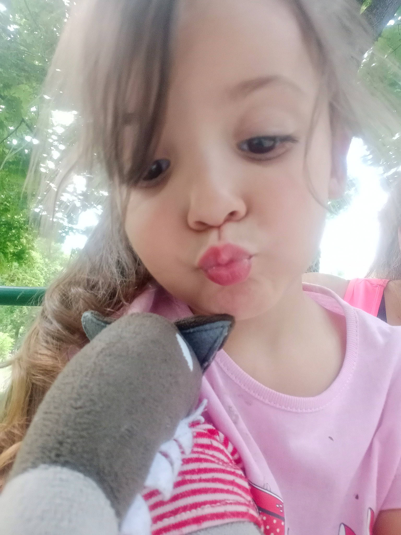 Manel a rejoint le concours — aidez-le/la à gagner de superbes lots ! cheek, chin, cool, dress, ear, eyebrow, eyelash, gesture, hair, hairstyle, happy, iris, lip, neck, nose, person, pink, plant, shoulder, skin