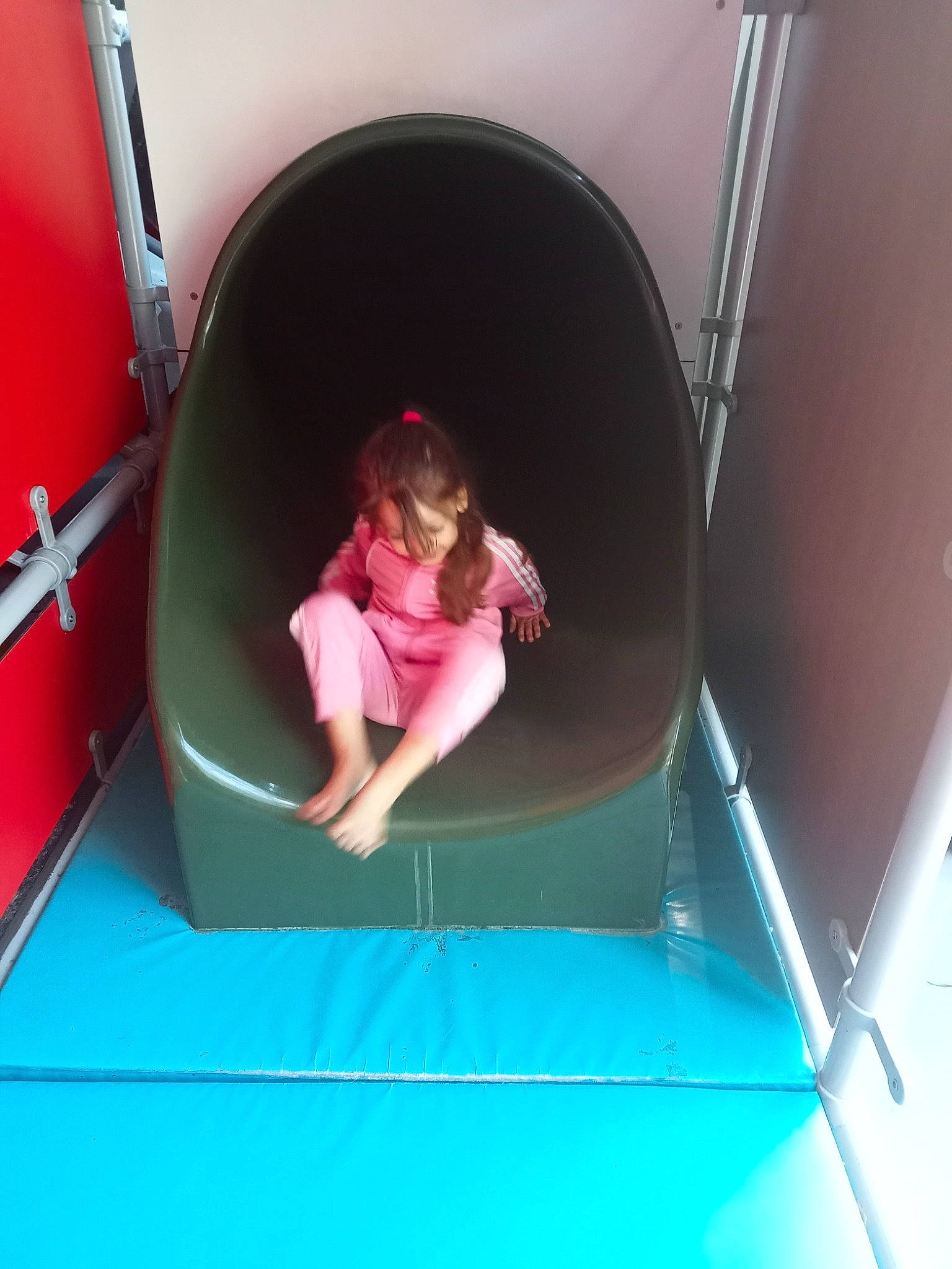 Manel a rejoint le concours — aidez-le/la à gagner de superbes lots ! automotive_design, automotive_exterior, baby_toddler_clothing, bumper, child, comfort, fun, hood, leisure, magenta, motor_vehicle, person, pink, recreation, shorts, t_shirt, tints_and_shades, toddler, vehicle, vehicle_door