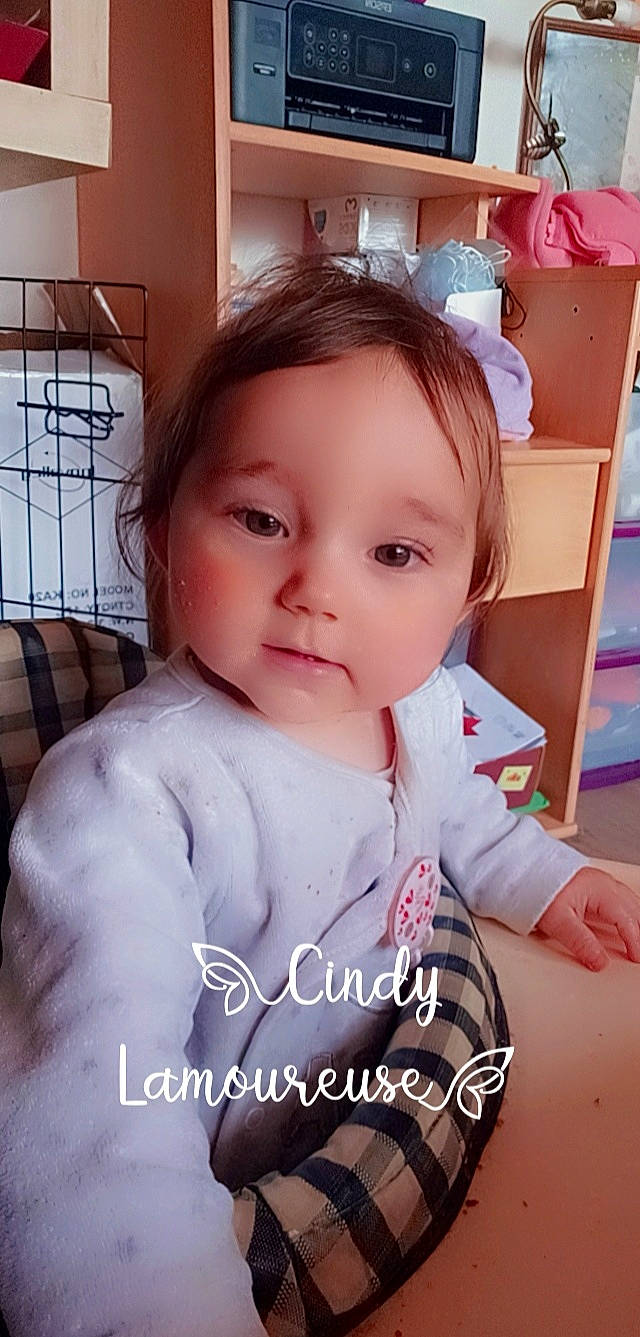 Inès a rejoint le concours — aidez-le/la à gagner de superbes lots ! baby, baby_toddler_clothing, blond, brown_hair, cheek, child, chin, ear, eye, eyebrow, eyelash, hairstyle, happy, head, nose, person, sitting, skin, sleeve, thumb