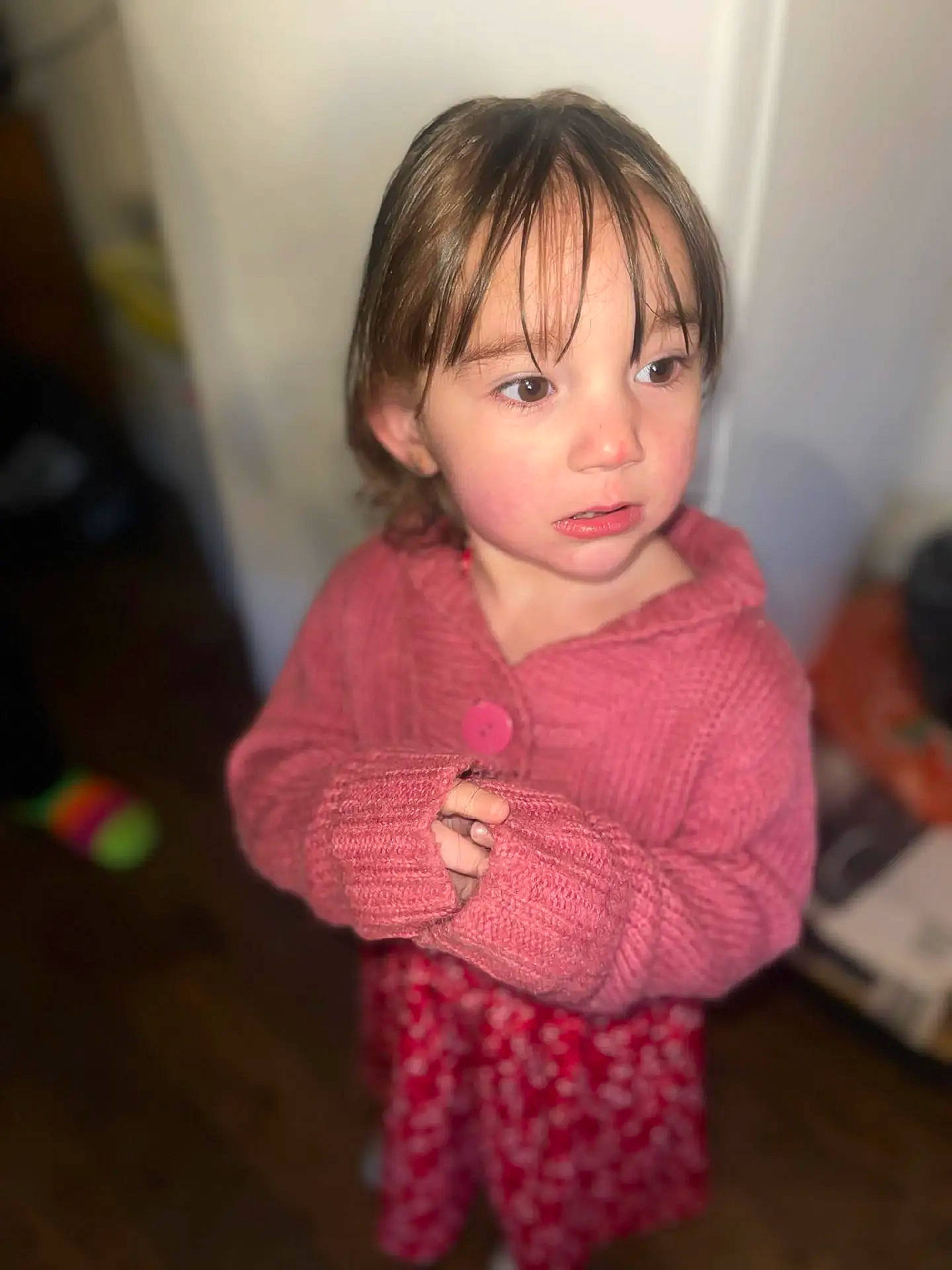 Inès a rejoint le concours — aidez-le/la à gagner de superbes lots ! baby_toddler_clothing, bangs, cheek, child, chin, eyelash, facial_expression, flooring, hairstyle, happy, head, iris, lip, magenta, nose, person, pink, skin, sleeve, toddler