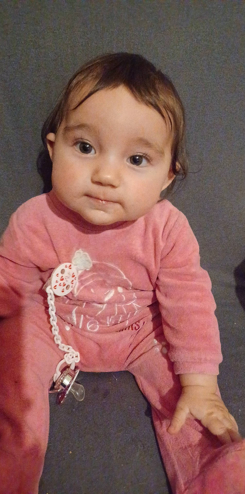 Inès a rejoint le concours — aidez-le/la à gagner de superbes lots ! baby, baby_toddler_clothing, cheek, chin, eye, face, forehead, hair, happy, head, human_body, iris, lip, neck, nose, person, pink, skin, sleeve, t_shirt