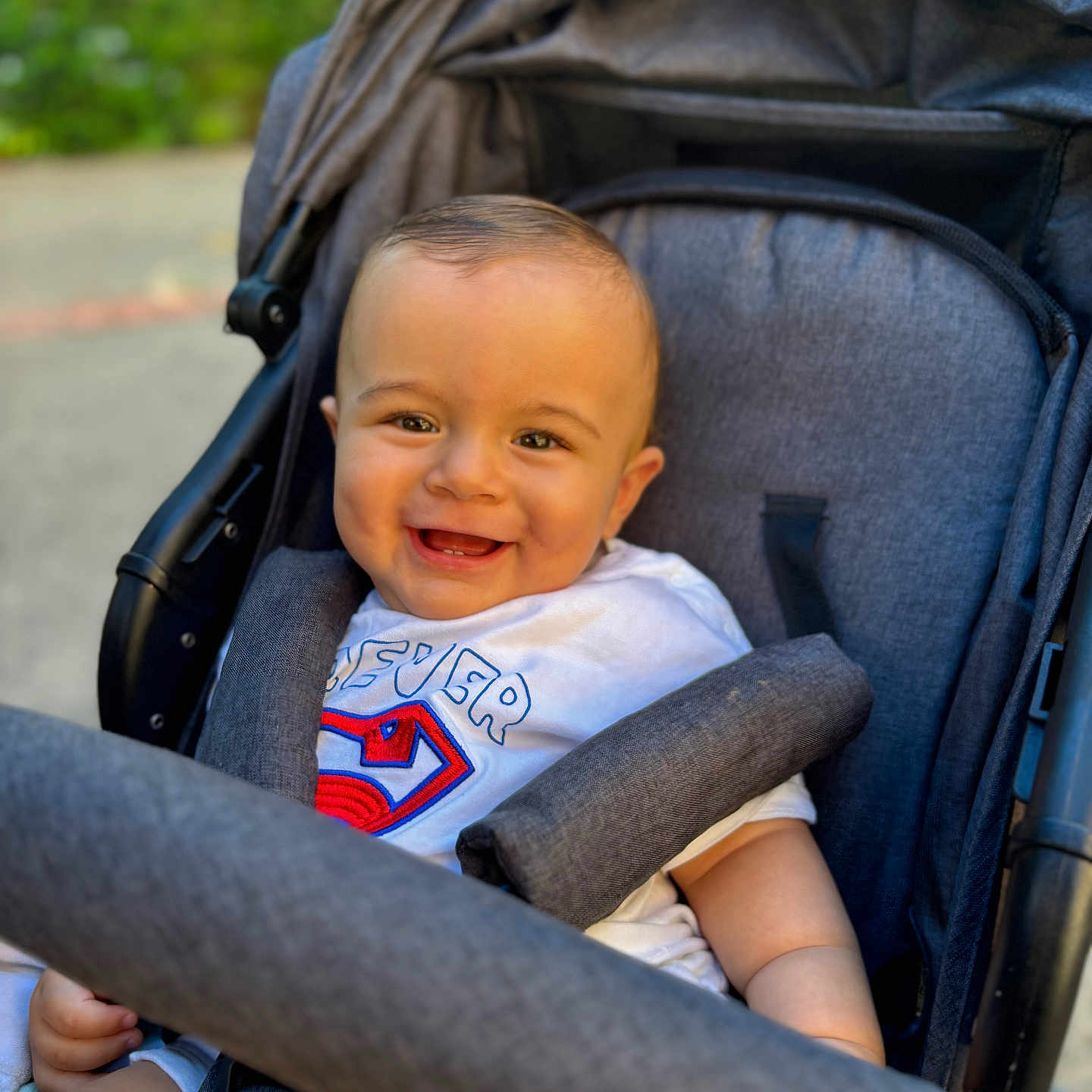 Ayden participe au concours pour gagner de l'argent avec cette photo : accessories, baby, babylaughing, car, car_interior, carseat, clothing, face, happy, head, homedecor, person, photography, portrait, smile, strap, stroller, t_shirt, transportation, vehicle
