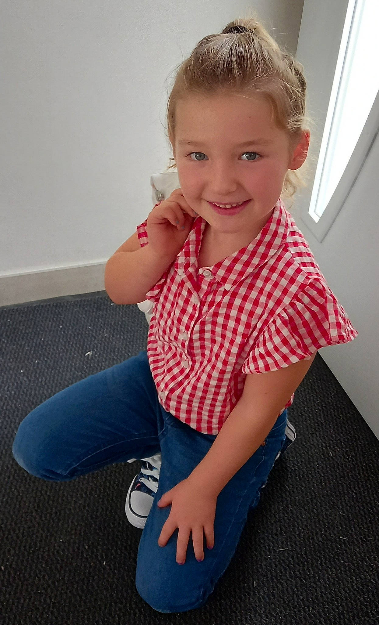 Emma a rejoint le concours — aidez-le/la à gagner de superbes lots ! arm, cheek, clothing, dress, face, hand, head, human_body, jeans, joint, joy, leg, lip, neck, person, shoe, shoulder, skin, sleeve, smile