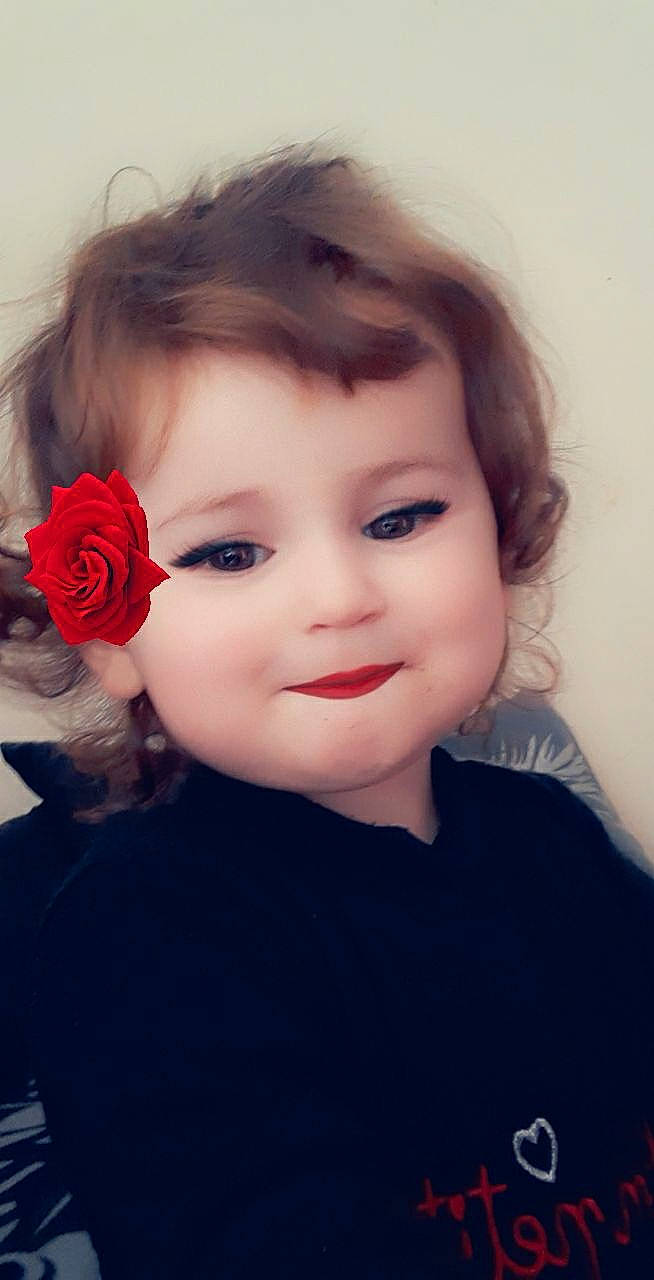 Lilou a rejoint le concours — aidez-le/la à gagner de superbes lots ! cheek, chin, cool, eye, eyebrow, eyelash, face, flash_photography, flower, forehead, hair, happy, iris, joy, lip, neck, nose, person, petal, plant