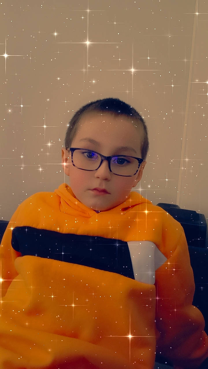 Mathias participe au concours pour gagner de l'argent avec cette photo : art, child, electric_blue, eyewear, flash_photography, fun, glasses, happy, head, human_body, orange, pattern, person, personal_protective_equipment, sitting, sleeve, space, toddler, vision_care, visual_arts