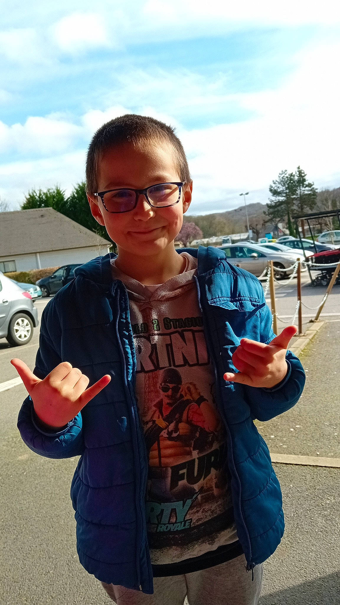 Mathias participe au concours pour gagner de l'argent avec cette photo : asphalt, car, cloud, cool, electric_blue, eyewear, finger, fun, gesture, glasses, happy, joy, leisure, person, sky, sleeve, thumb, tire, travel, tree