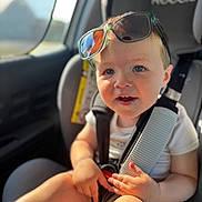 Jules participe au concours pour gagner de l'argent avec cette photo : toddler, child, car_seat, sunglasses, sunlight, blue_eyes, seatbelt, car_interior, happy, cute, baby, sitting, casual_clothing, closeup, daylight, portrait, infant, safety_harness, young_child, smiling
