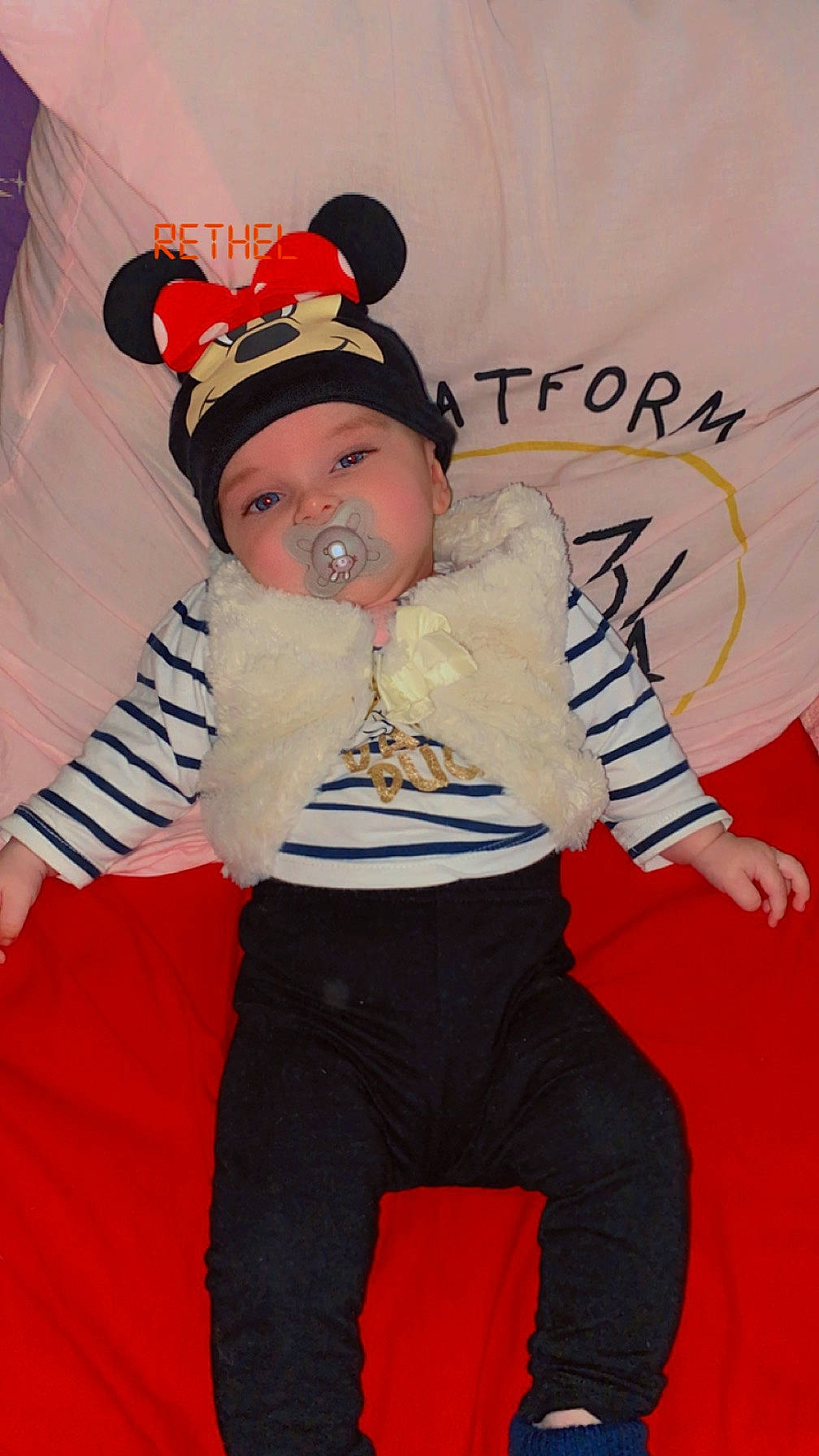 Amélia participe au concours pour gagner de l'argent avec cette photo : baby_toddler_clothing, cap, child, costume, costume_accessory, costume_hat, entertainment, event, fun, fur, happy, hat, headgear, headwear, logo, magenta, pattern, performing_arts, person, red