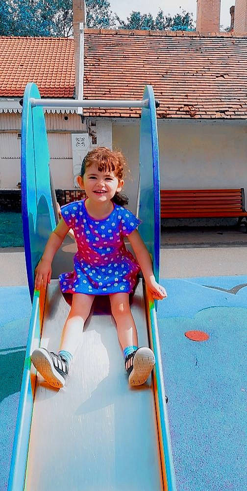 Elizea a rejoint le concours — aidez-le/la à gagner de superbes lots ! balance, blue, child, city, electric_blue, fun, happy, human_leg, joy, leg, leisure, outdoor_play_equipment, person, playground, public_space, recreation, shorts, smile, summer, t_shirt