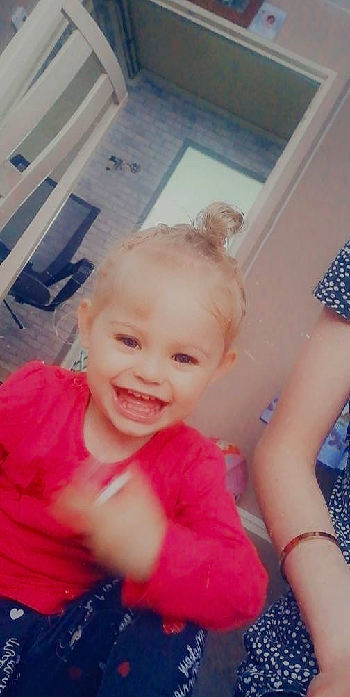 Rose participe au concours pour gagner de l'argent avec cette photo : arm, baby_toddler_clothing, blue, cheek, eye, eyebrow, finger, gesture, hair, happy, iris, joy, lip, mouth, neck, nose, person, pink, shoulder, skin