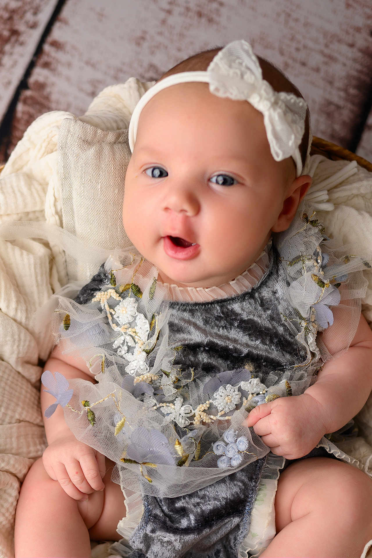 Maelya a rejoint le concours — aidez-le/la à gagner de superbes lots ! baby, infant, headband, lace, velvet, embroidered, clothing, face, hands, soft_texture, blanket, cozy, cute, portrait, sitting, indoors, child, young, adorable, closeup