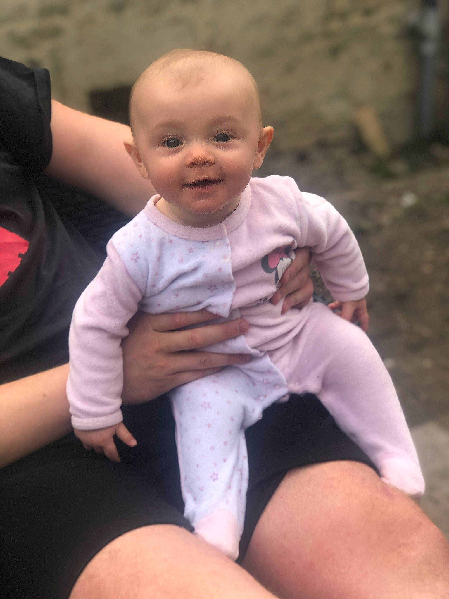 Maëlys participe au concours pour gagner de l'argent avec cette photo : arm, baby, child, leg, person, sitting, skin, toddler