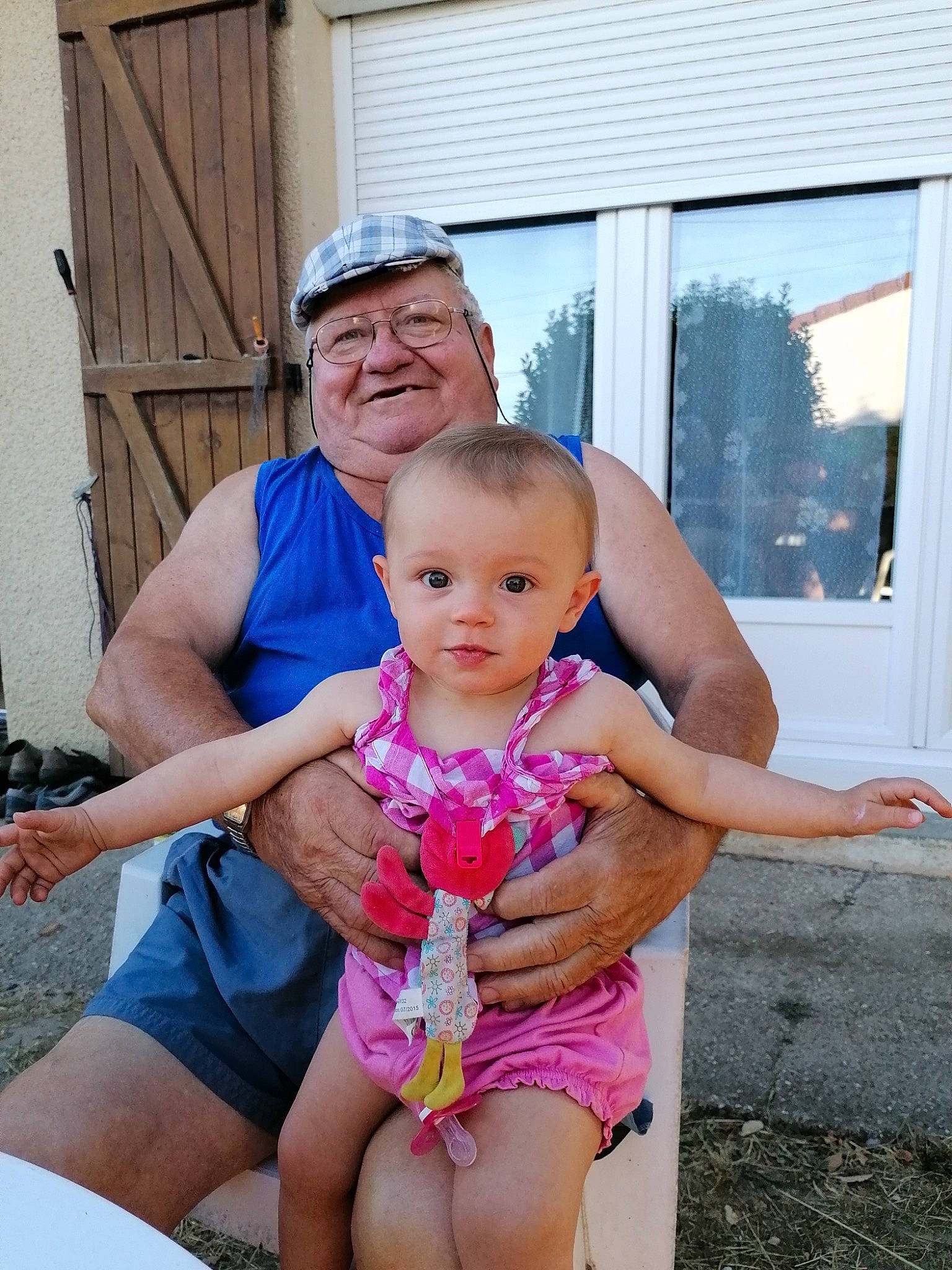 Maëlys participe au concours pour gagner de l'argent avec cette photo : baby, child, family, fun, headwear, joy, people, person, pink, summer, toddler, vacation