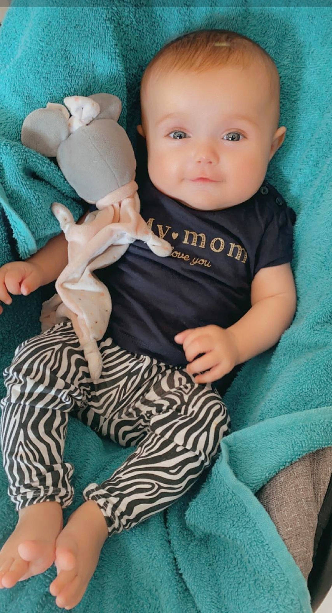 Tessia a rejoint le concours — aidez-le/la à gagner de superbes lots ! baby_toddler_clothing, blue, cheek, comfort, eye, face, finger, green, hairstyle, hand, head, iris, joint, leg, neck, person, skin, sleeve, standing, thigh