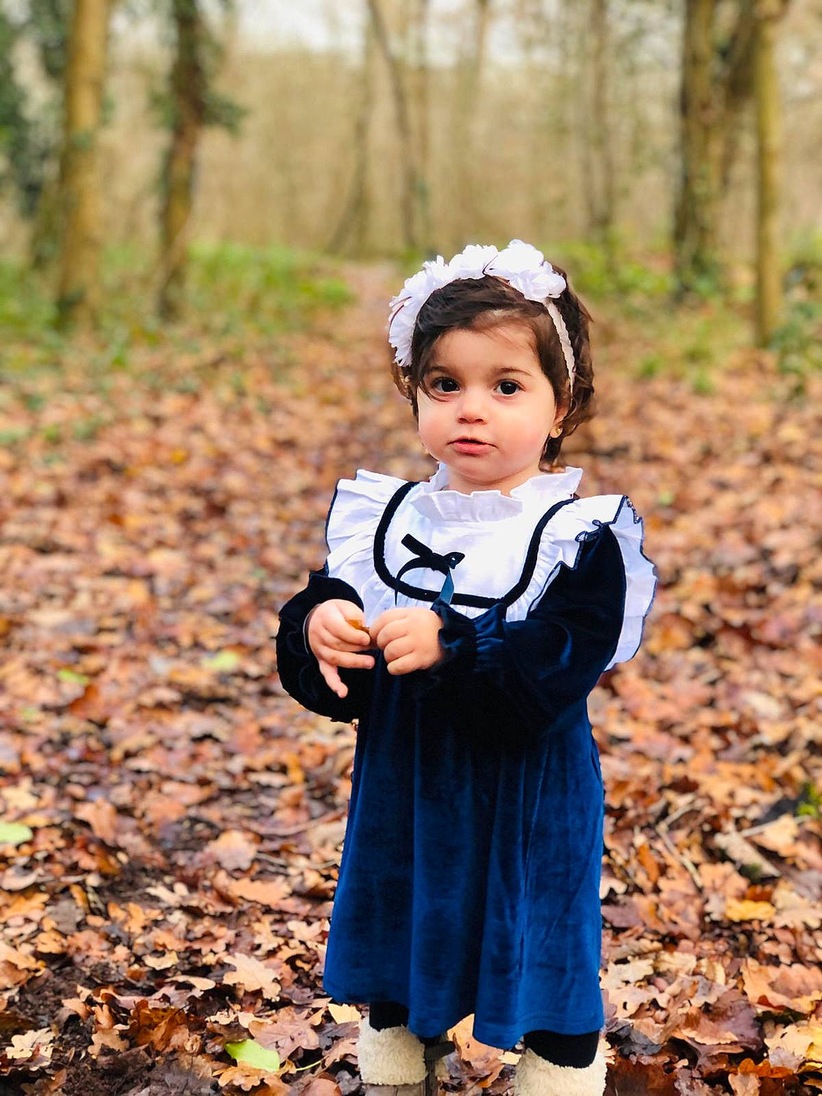 Aline a rejoint le concours — aidez-le/la à gagner de superbes lots ! autumn, baby_toddler_clothing, child, child_model, day_dress, deciduous, dress, embellishment, hair_accessory, headband, headpiece, human, leaf, mouth, nose, people_in_nature, person, portrait_photography, spring, toddler