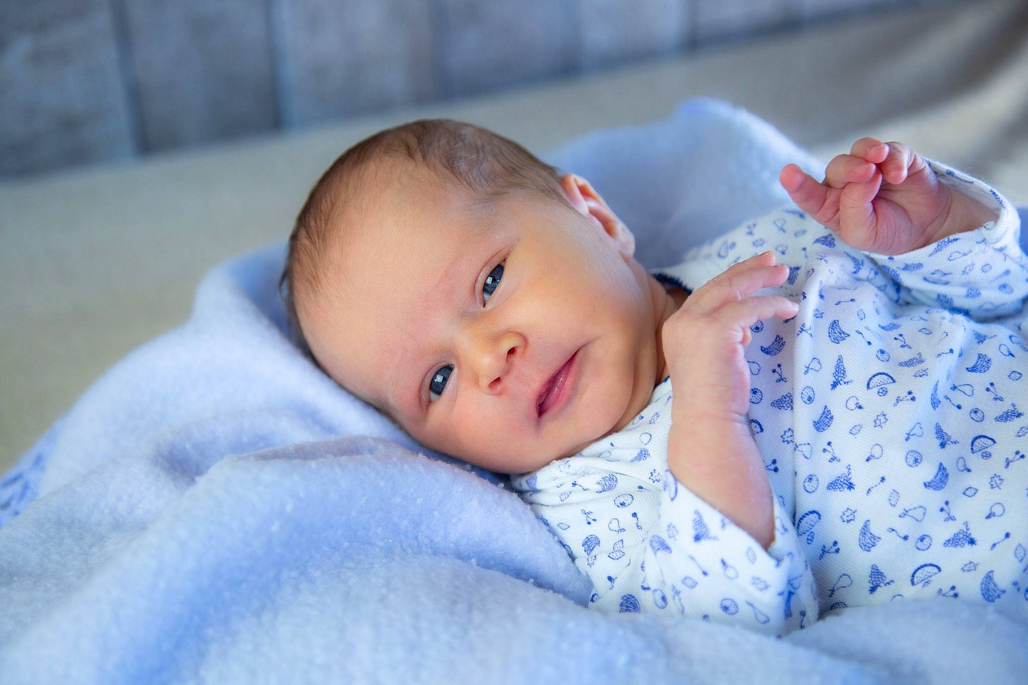 Margaux a rejoint le concours — aidez-le/la à gagner de superbes lots ! baby, baby_toddler_clothing, cheek, child, close_up, comfort, electric_blue, eye, flash_photography, grass, happy, iris, linens, lip, nose, person, sitting, skin, smile, toddler