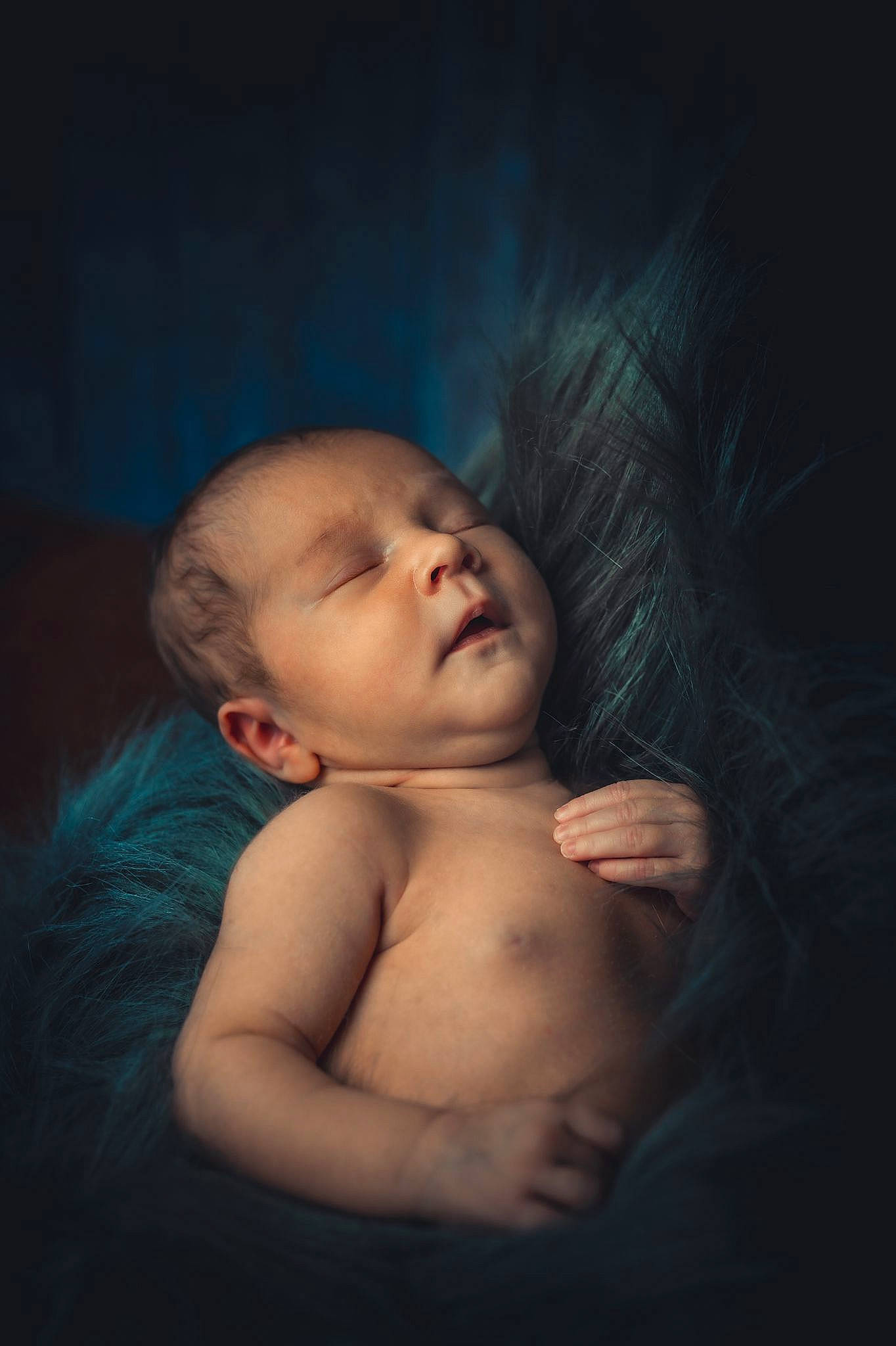 Margaux participe au concours pour gagner de l'argent avec cette photo : abdomen, baby, barechested, cheek, chest, comfort, darkness, elbow, flash_photography, fun, gesture, happy, iris, lip, nose, person, portrait, sitting, smile, toddler