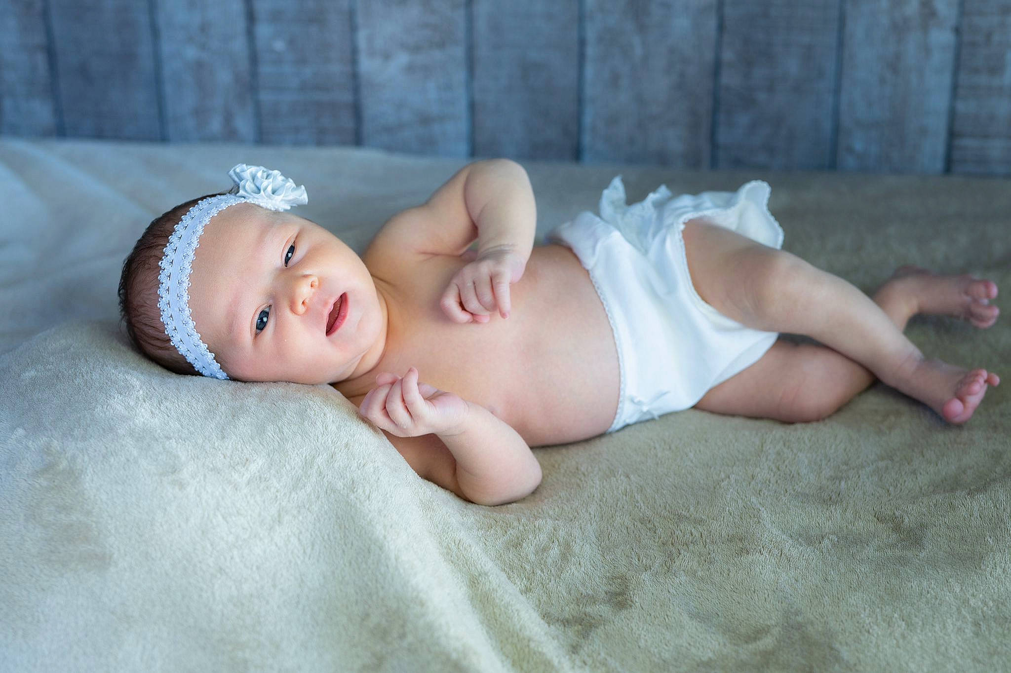 Margaux a rejoint le concours — aidez-le/la à gagner de superbes lots ! baby, baby_toddler_clothing, comfort, facial_expression, flash_photography, flooring, grass, happy, head, headgear, headwear, human_body, human_leg, knee, lip, person, skin, smile, thigh, toddler