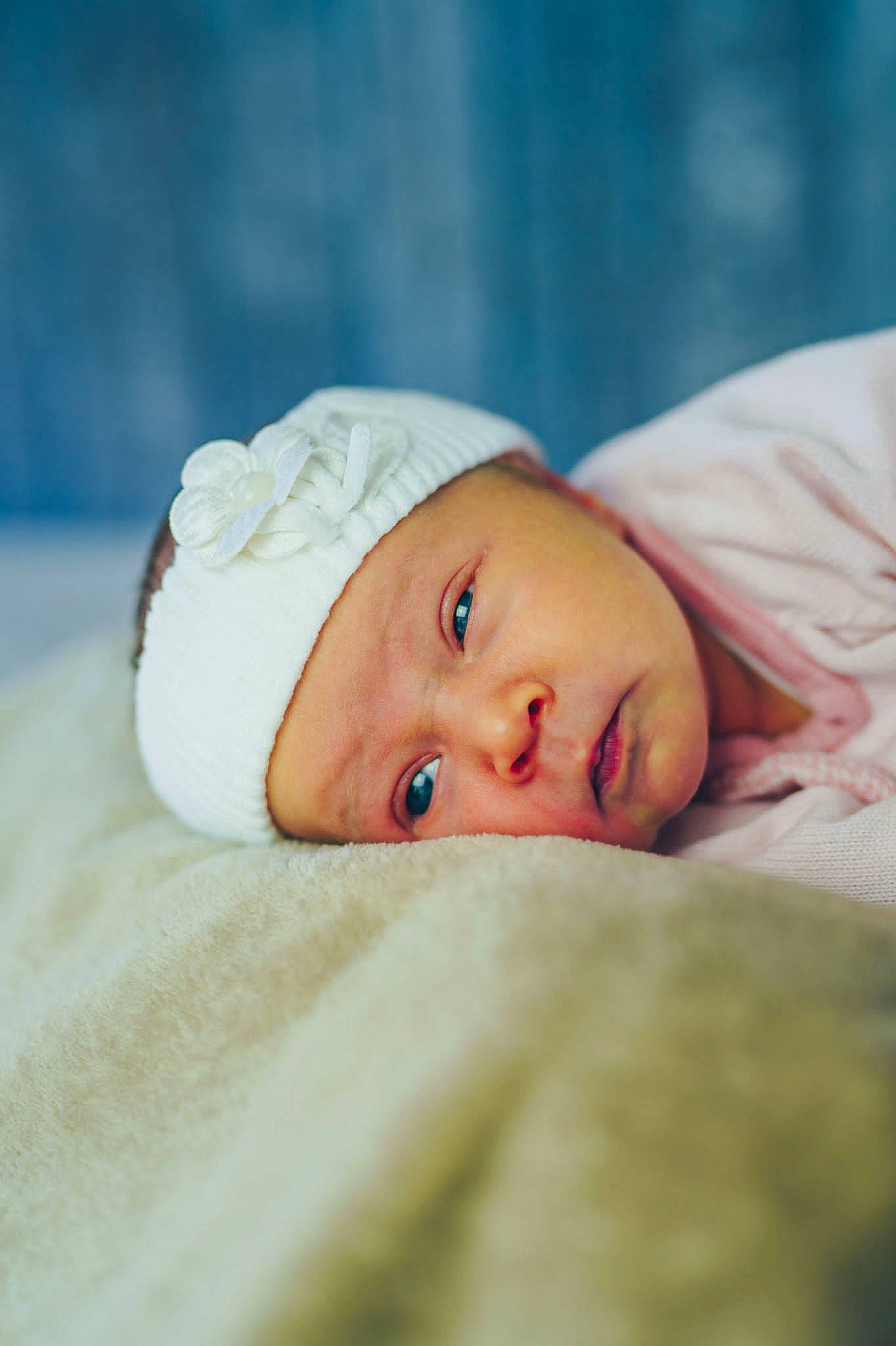 Margaux a rejoint le concours — aidez-le/la à gagner de superbes lots ! baby, cap, cheek, comfort, eye, fur, happy, hat, headwear, human_body, linens, person, portrait_photography, sleeve, toddler