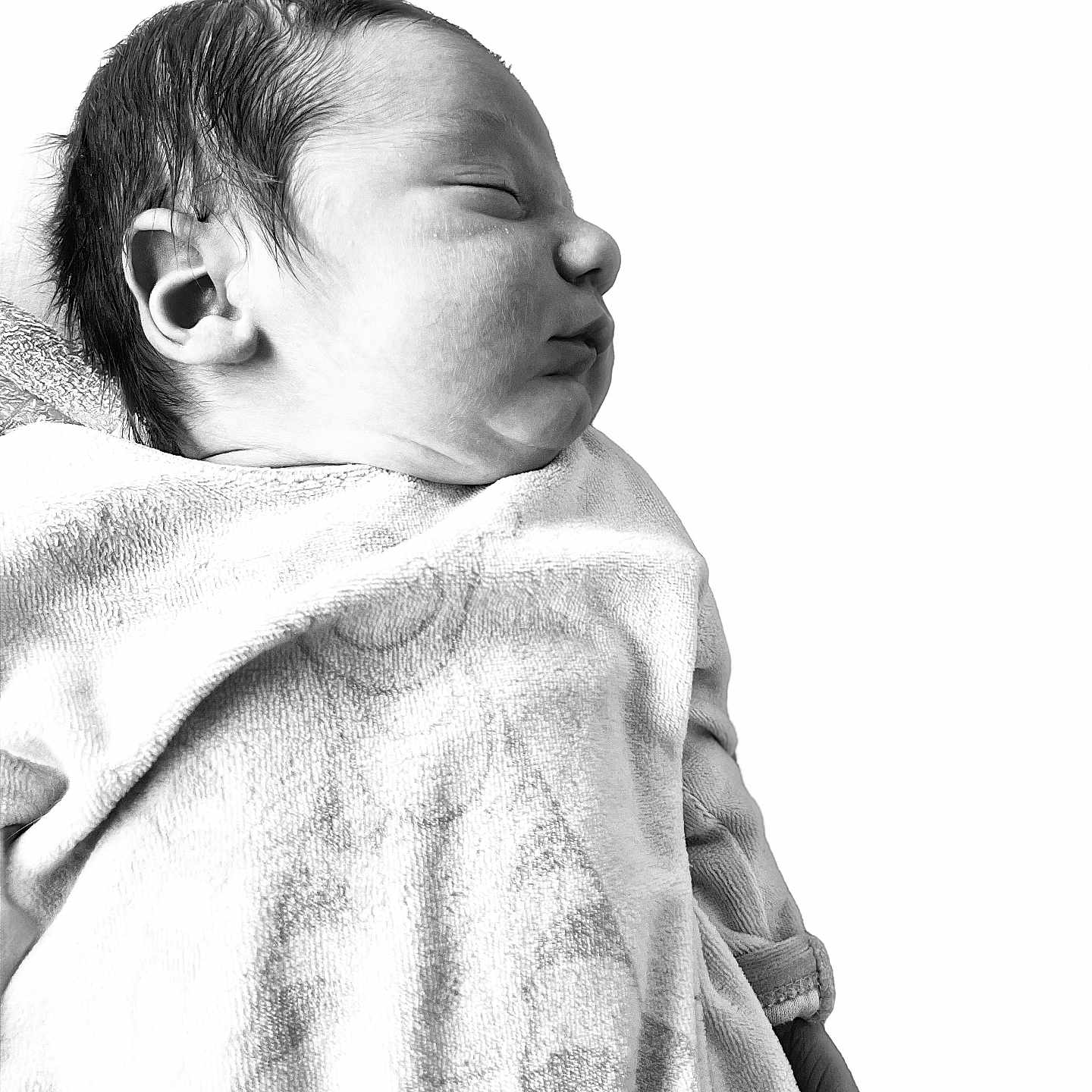 Tiago a rejoint le concours — aidez-le/la à gagner de superbes lots ! newborn, baby, sleeping, black_and_white, portrait, blanket, soft_texture, peaceful, infant, child, wrapped, head, face, closeup, monochrome, young, resting, cute, quiet, toddler