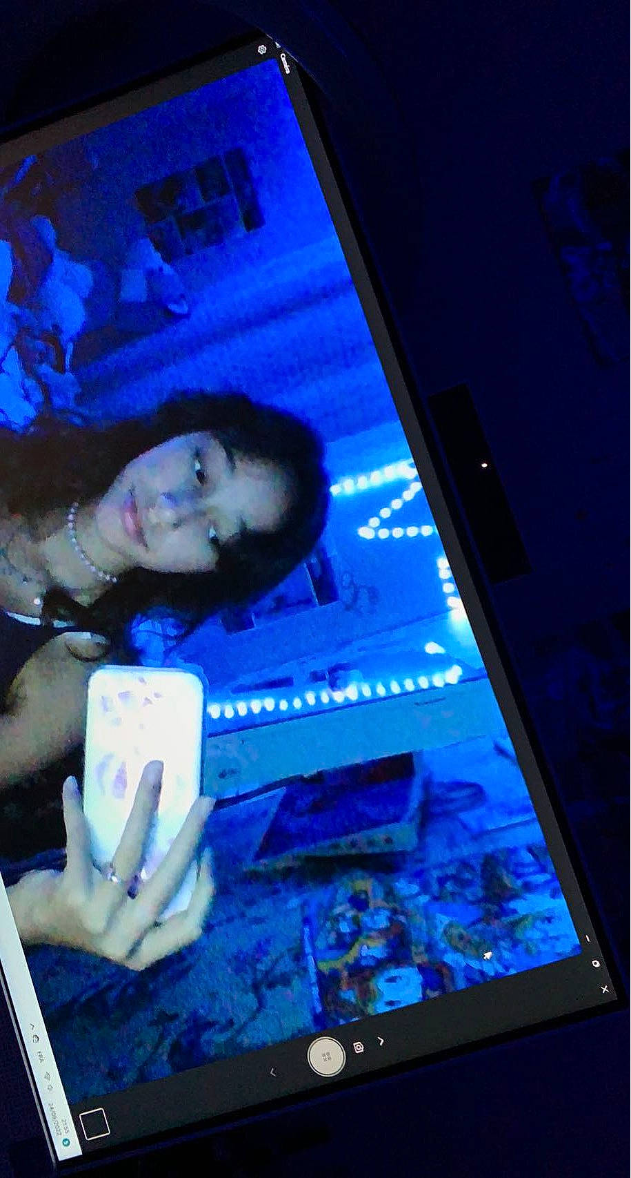 Lila participe au concours pour gagner de l'argent avec cette photo : advertising, azure, blue, display_device, electric_blue, electronic_signage, entertainment, event, flat_panel_display, font, led_backlit_lcd_display, led_display, magenta, media, multimedia, output_device, person, projection_screen, room, signage