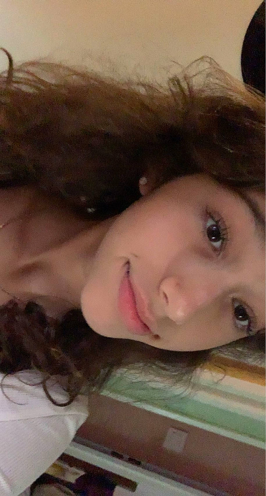 Lila participe au concours pour gagner de l'argent avec cette photo : bangs, black_hair, brown_hair, cheek, cool, ear, eyebrow, eyelash, forehead, happy, headgear, iris, jaw, joy, lip, long_hair, mouth, neck, nose, person