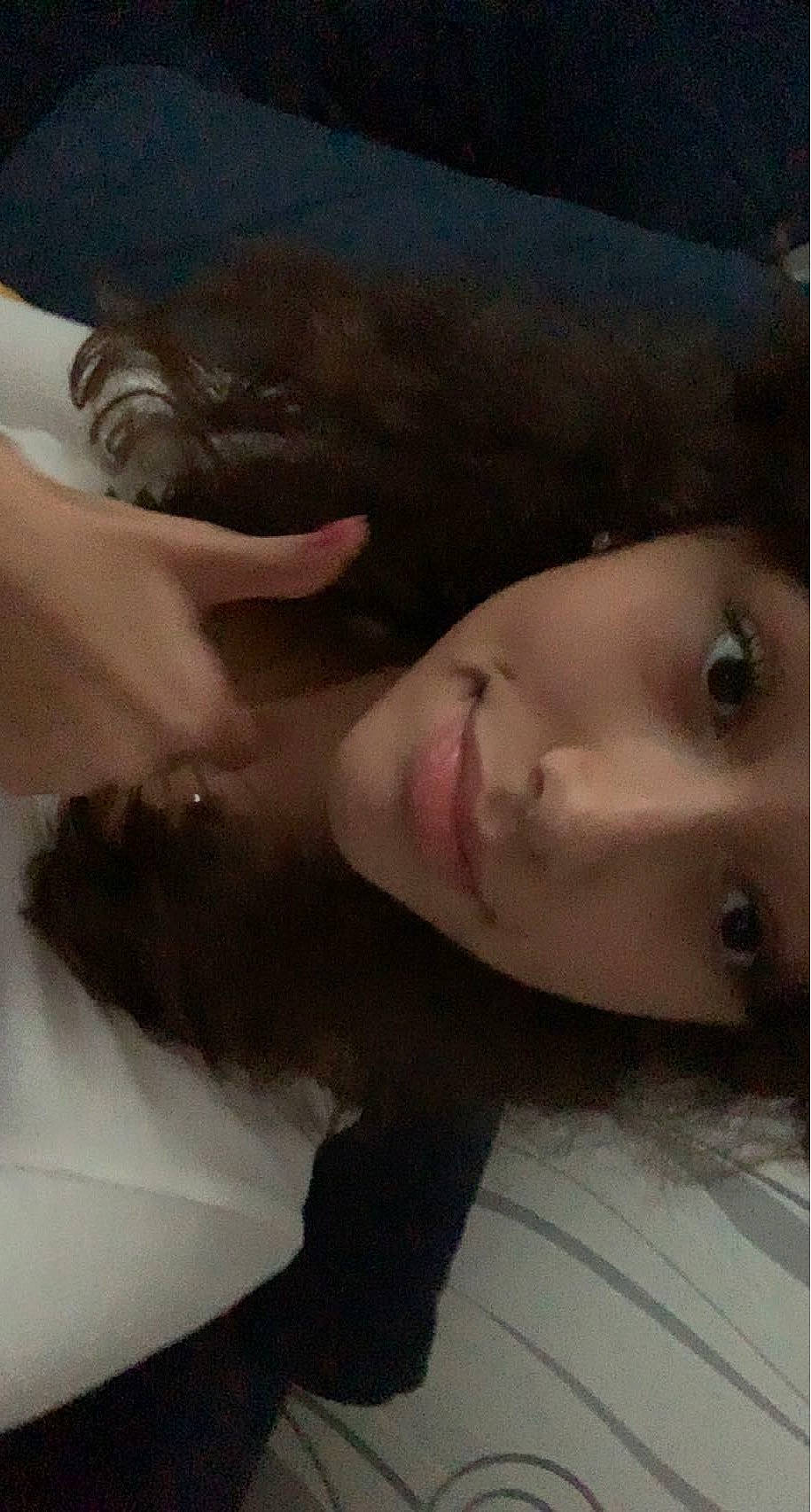 Lila participe au concours pour gagner de l'argent avec cette photo : chest, child, chin, eyelash, fashion_accessory, flash_photography, flesh, forehead, fun, fur, gesture, jaw, lip, mouth, nose, person, portrait_photography, selfie, skin, visual_arts