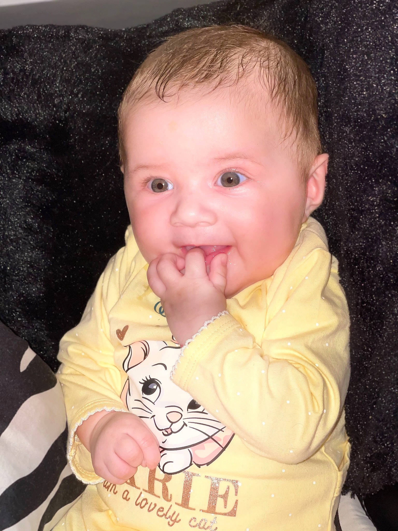 Chaden a rejoint le concours — aidez-le/la à gagner de superbes lots ! baby, baby_toddler_clothing, cheek, chin, ear, eye, facial_expression, gesture, hair, head, human_body, iris, lip, mammal, mouth, nose, organ, outerwear, person, skin