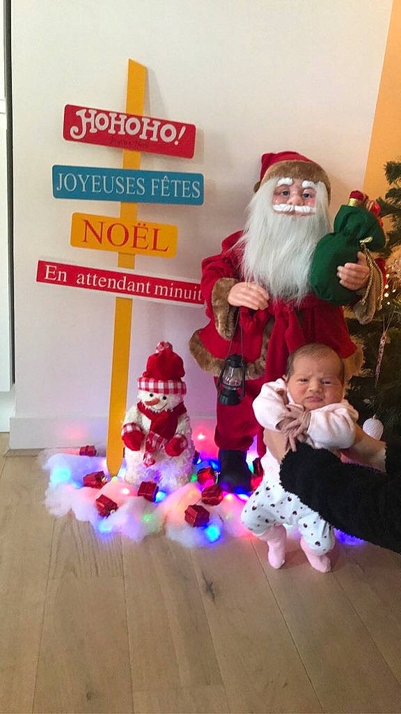 Chaden participe au concours pour gagner de l'argent avec cette photo : beard, christmas, christmas_decoration, christmas_eve, christmas_lights, christmas_ornament, event, fictional_character, font, happy, hat, holiday, interior_design, lap, ornament, person, santa_claus, toy, tree, winter