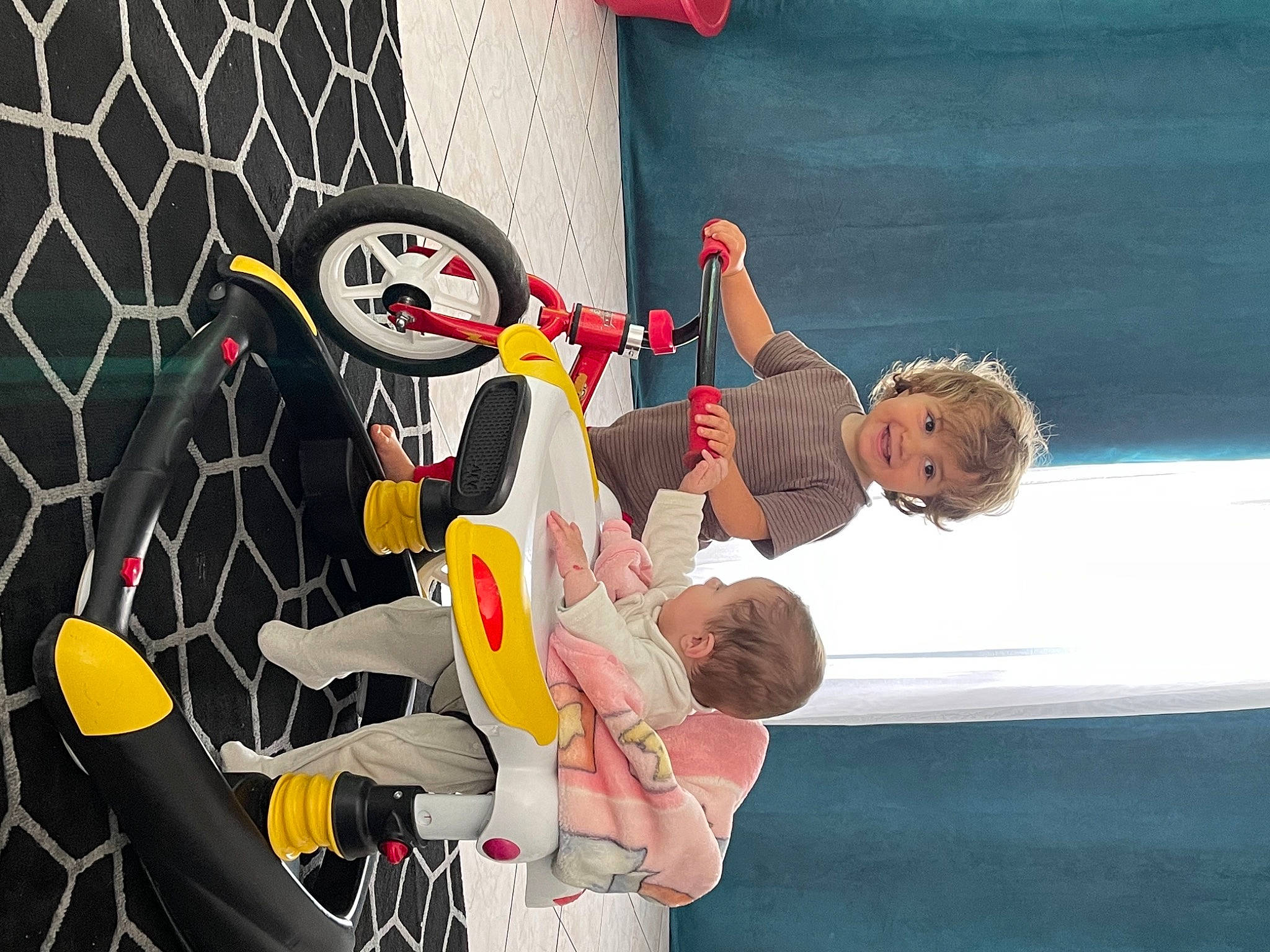 Adem a rejoint le concours — aidez-le/la à gagner de superbes lots ! animation, artist, costume, entertainment, event, fictional_character, fun, hat, joy, mascot, performing_arts, person, recreation, smile, toy, visual_arts