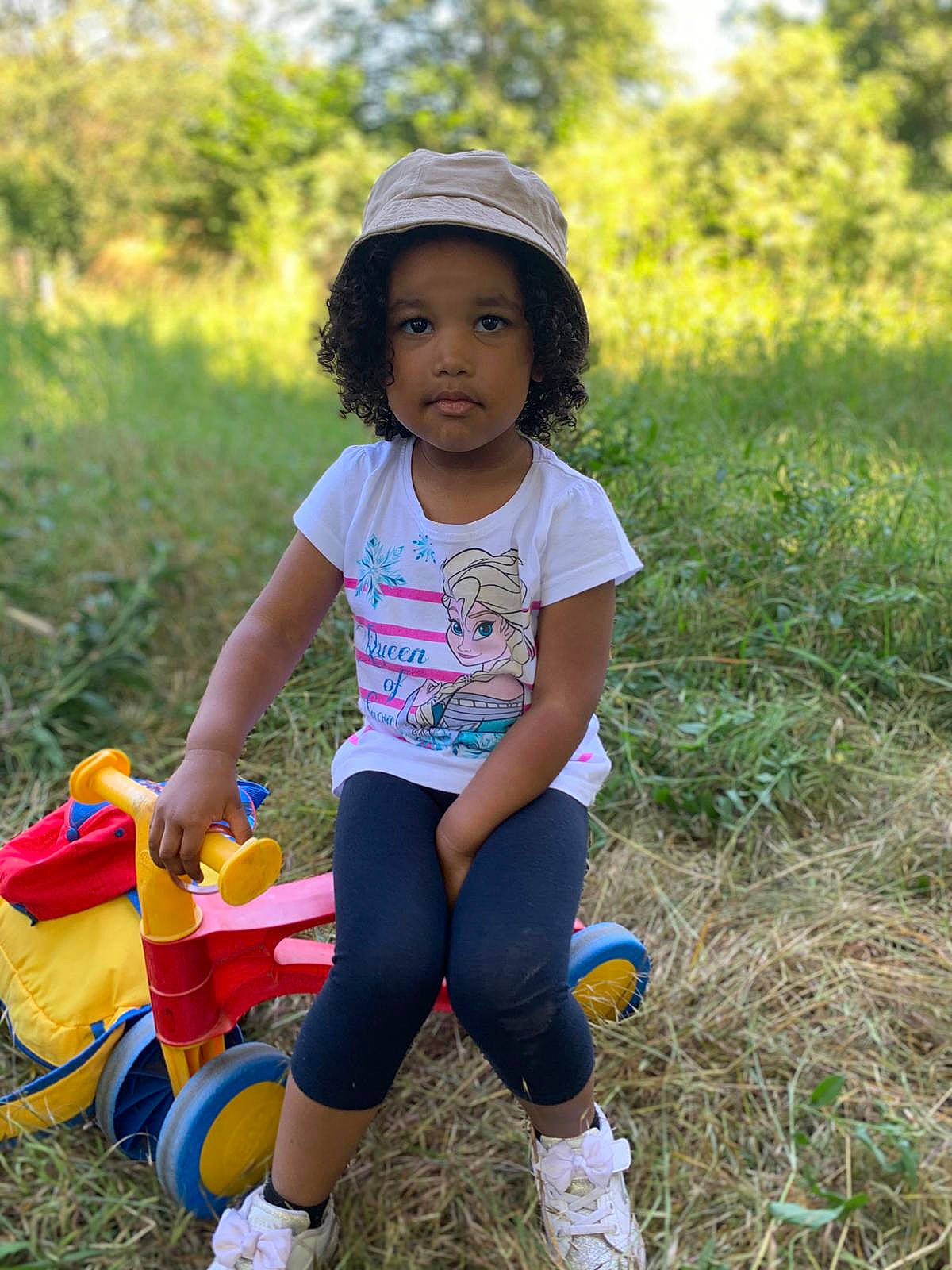 Layanah participe au concours pour gagner de l'argent avec cette photo : child, fun, grass, happy, headwear, leisure, person, play, recreation, sitting, smile, toddler, vacation, yellow
