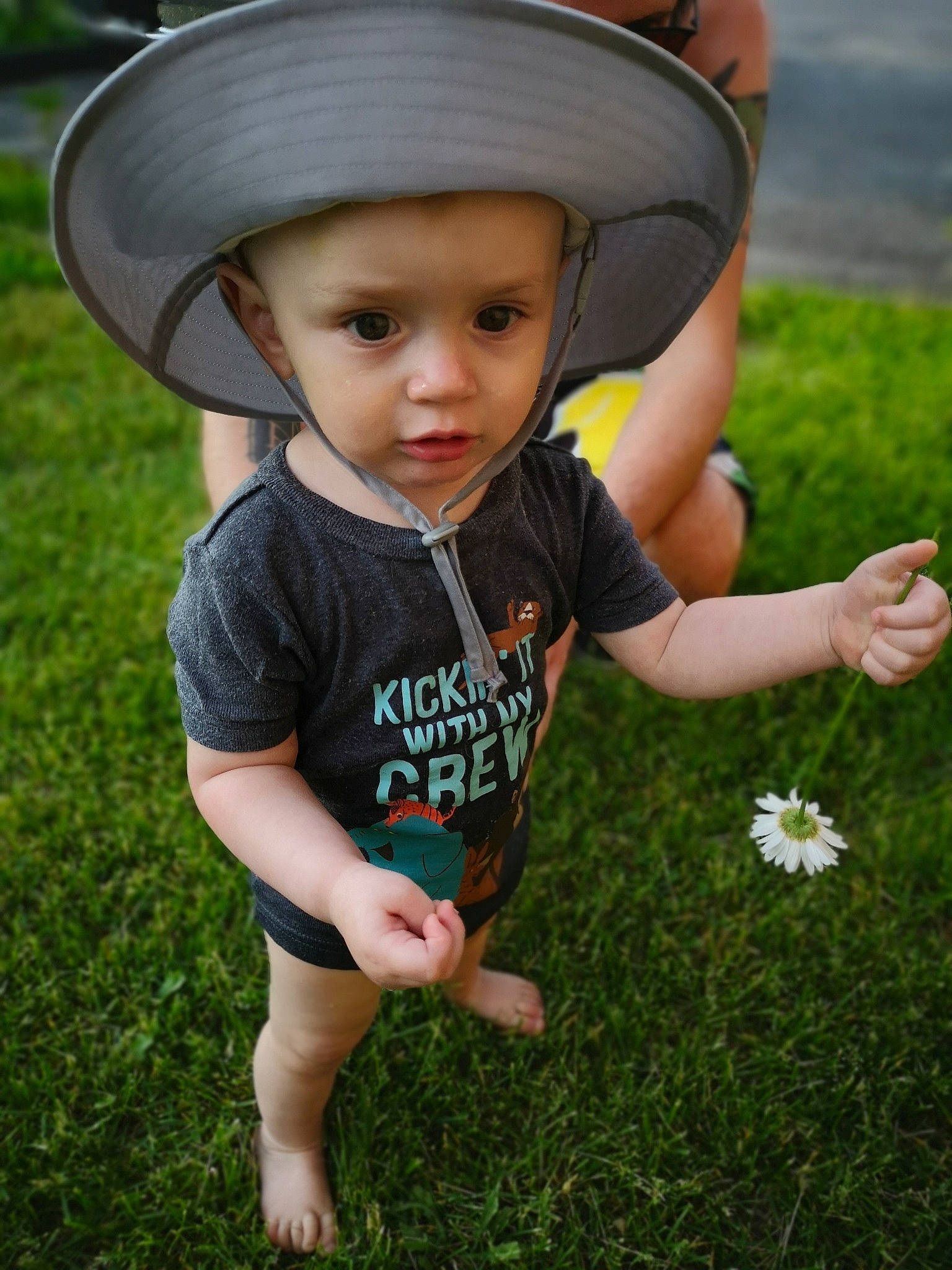 Damian participe au concours pour gagner de l'argent avec cette photo : baby, child, fashion_accessory, fun, grass, grass_family, green, hat, headgear, headwear, lawn, person, photography, plant, play, skin, smile, summer, sun_hat, toddler