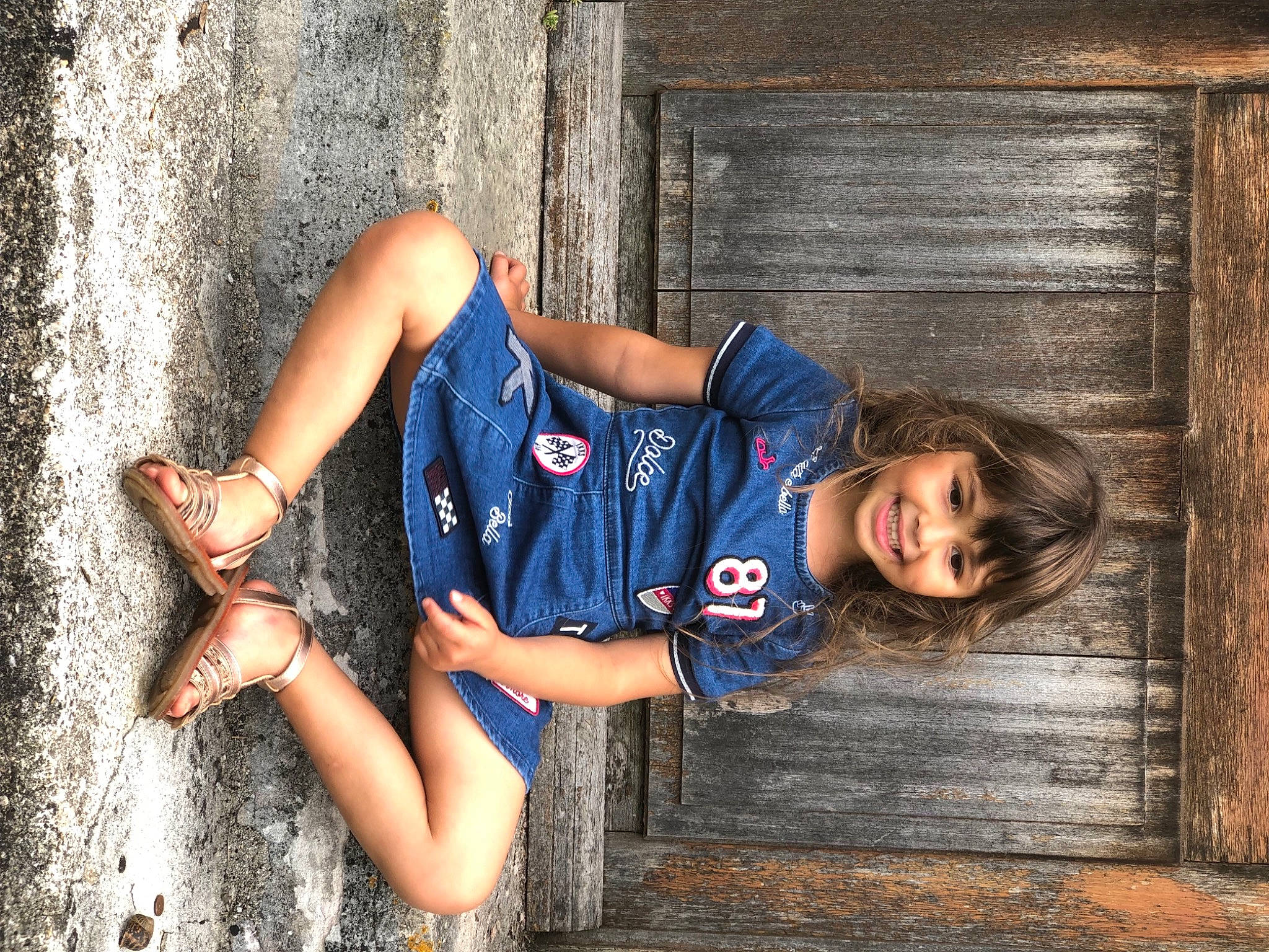 Lahna a rejoint le concours — aidez-le/la à gagner de superbes lots ! black_hair, denim, electric_blue, eye, flash_photography, foot, happy, human_leg, joy, knee, leg, leisure, person, skin, smile, standing, street_fashion, summer, thigh, trunk