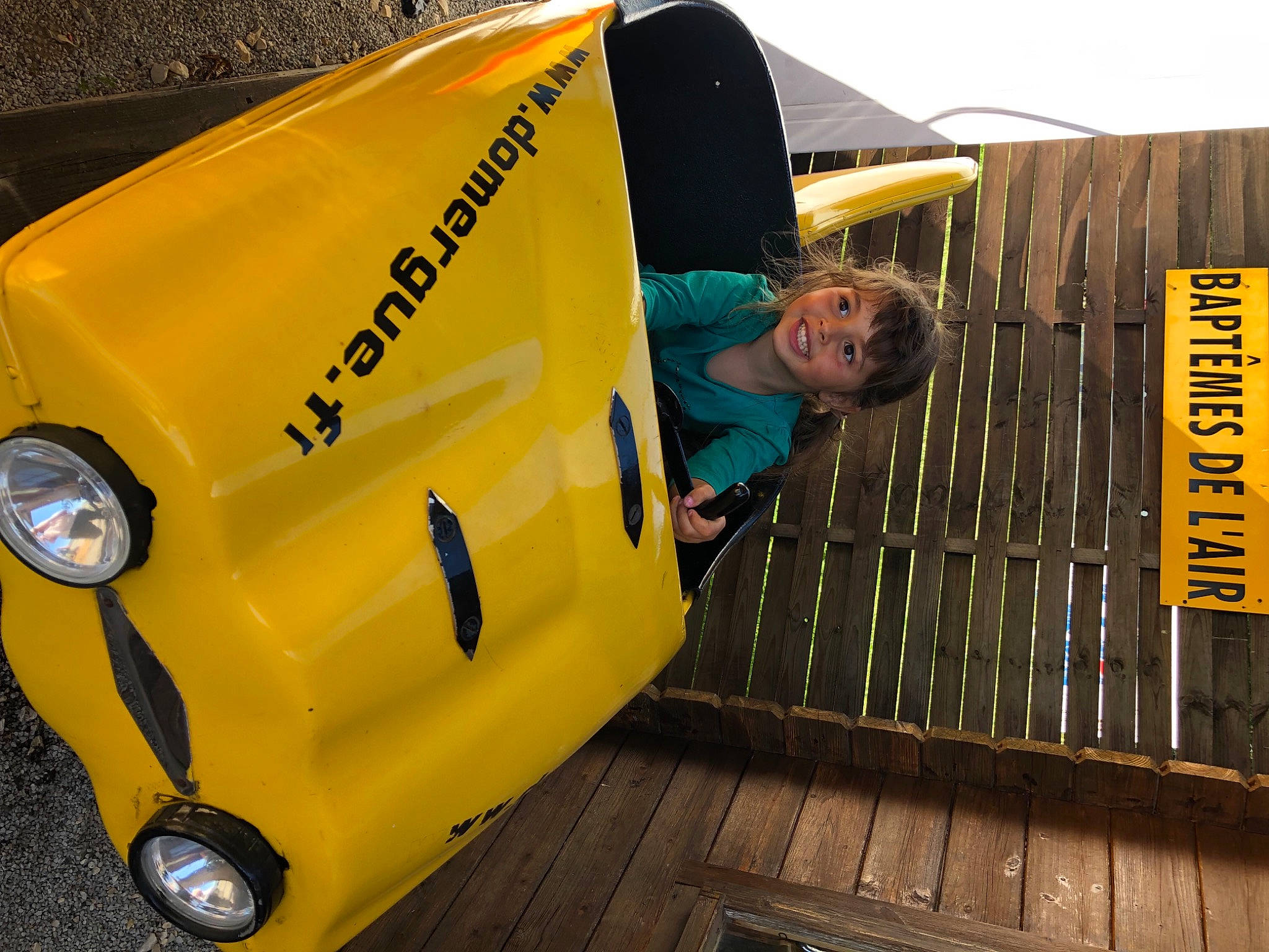 Lahna participe au concours pour gagner de l'argent avec cette photo : antique_car, automotive_design, automotive_exterior, automotive_lighting, automotive_wheel_system, bumper, car, classic, classic_car, electric_blue, fender, joy, motor_vehicle, person, recreation, t_shirt, tire, travel, vehicle, vehicle_door