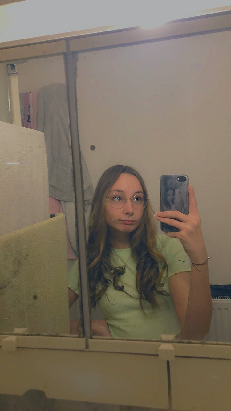 Kessy a rejoint le concours — aidez-le/la à gagner de superbes lots ! blond, box, brown_hair, cameras_optics, cardboard, carton, eyelash, gadget, hair_coloring, hairstyle, layered_hair, long_hair, mirror, mobile_phone, packaging_and_labeling, person, portable_communications_device, reflection, selfie, shipping_box