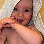 Lyzzio a rejoint le concours — aidez-le/la à gagner de superbes lots ! baby, bathtime, child, cozy, cute, expression, eyes, face, hand, happy, hood, indoors, infant, person, playful, skin, smile, towel, warm, young