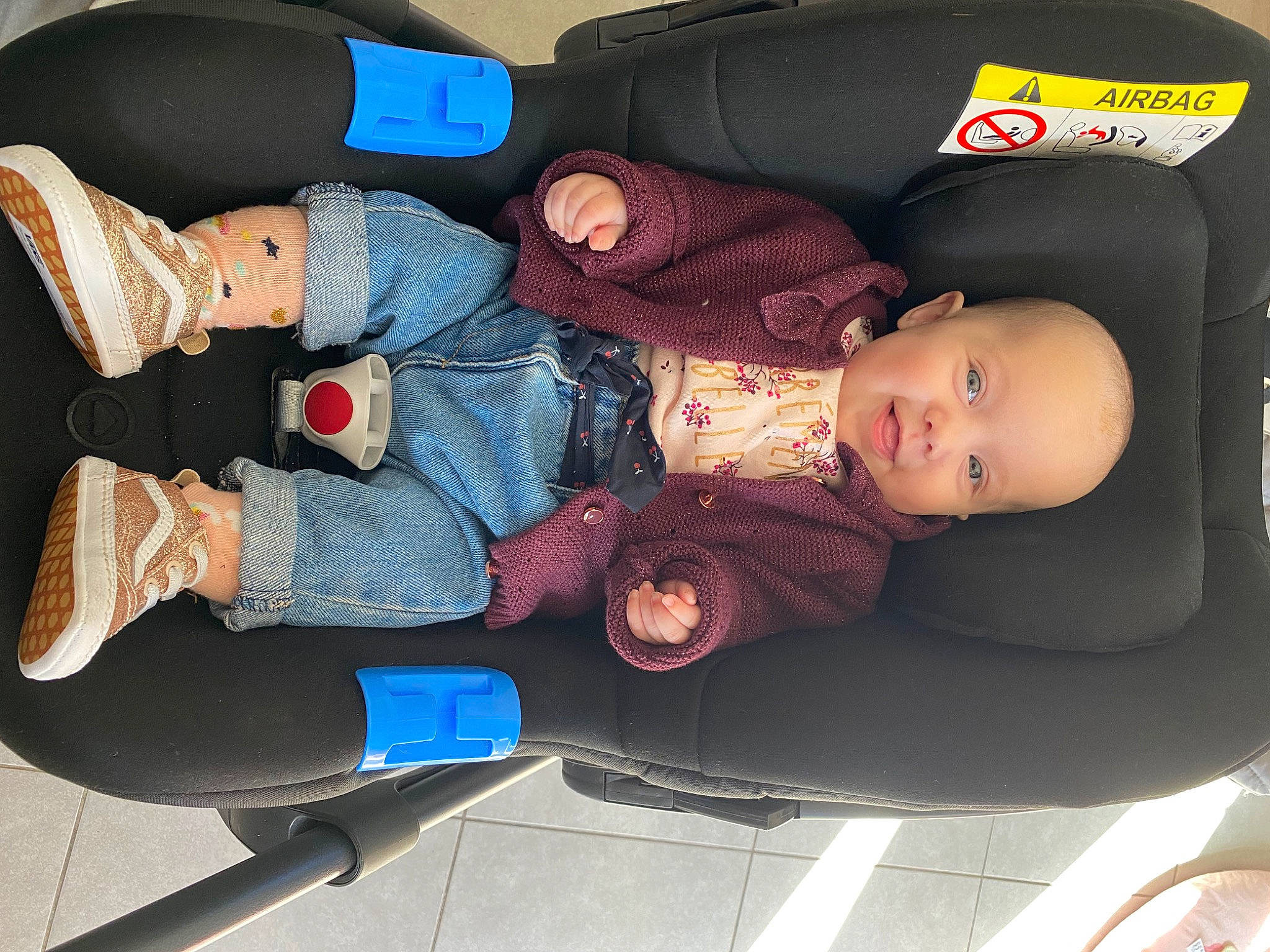 Ghjulia a rejoint le concours — aidez-le/la à gagner de superbes lots ! baby, baby_carriage, baby_products, baby_safety, baby_toddler_clothing, car_seat, carmine, child, comfort, denim, doll, electric_blue, hat, human_leg, outdoor_shoe, person, personal_protective_equipment, plastic, toddler, toy