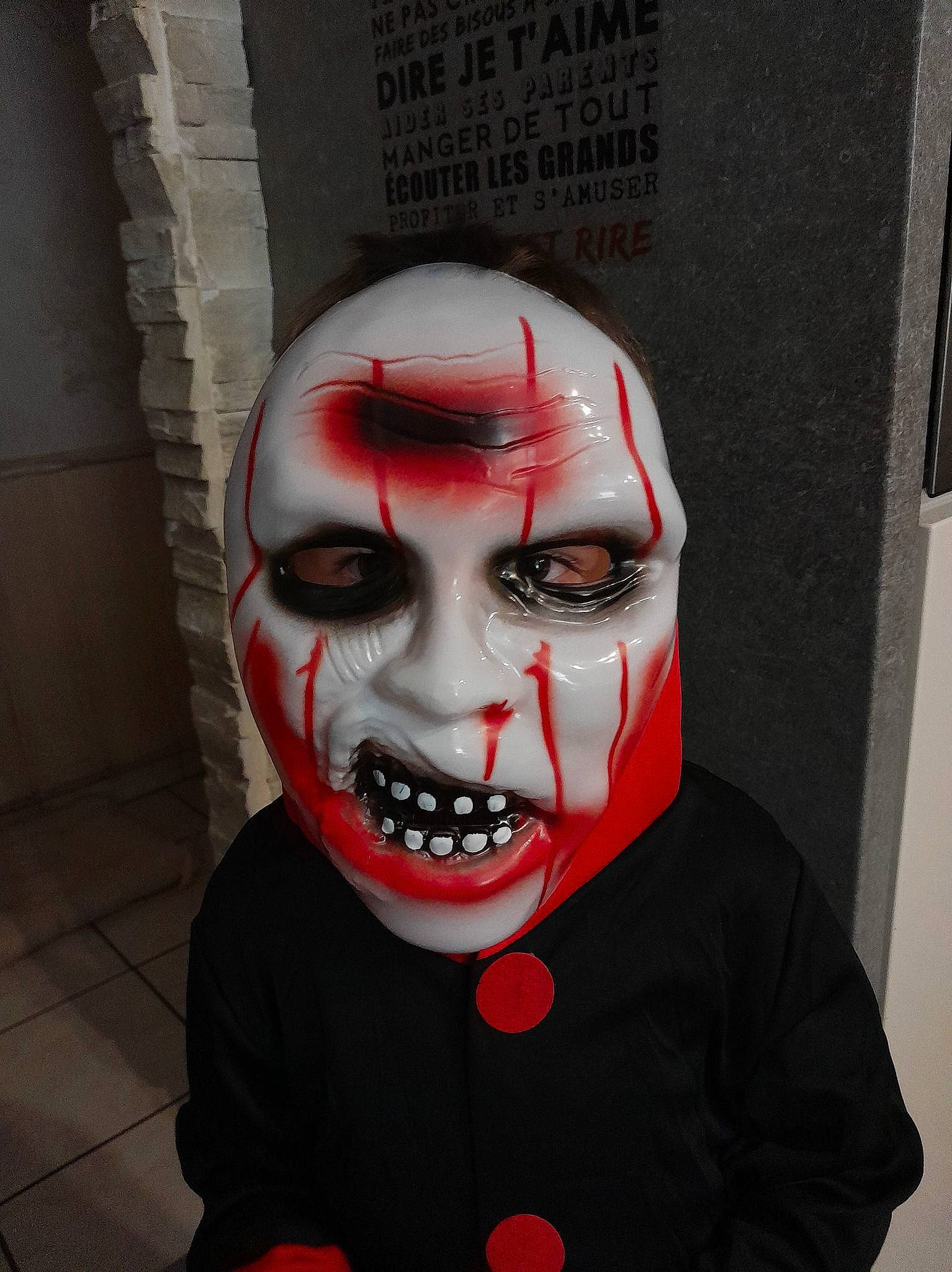 Mathis a rejoint le concours — aidez-le/la à gagner de superbes lots ! art, carmine, costume, entertainment, event, eyelash, fictional_character, hat, jaw, laugh, mask, masque, performing_arts, person, personal_protective_equipment, public_event, smile