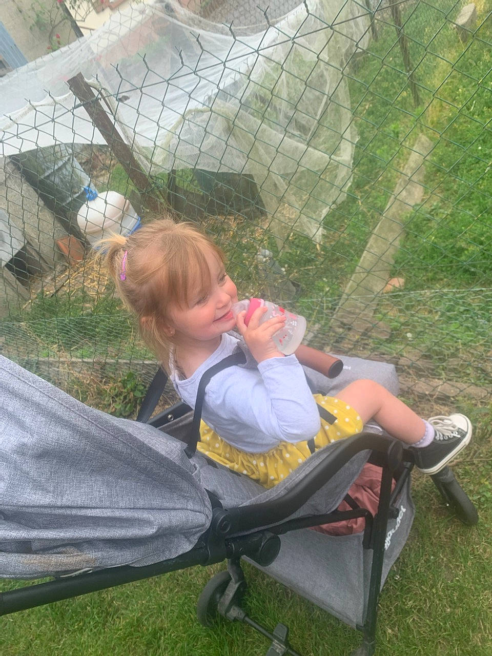 Gwenaelle a rejoint le concours — aidez-le/la à gagner de superbes lots ! baby_products, camping, chair, child, comfort, grass, grass_family, joy, lap, lawn, leisure, outdoor_furniture, people_in_nature, person, plant, recreation, sitting, spring, toddler, tree