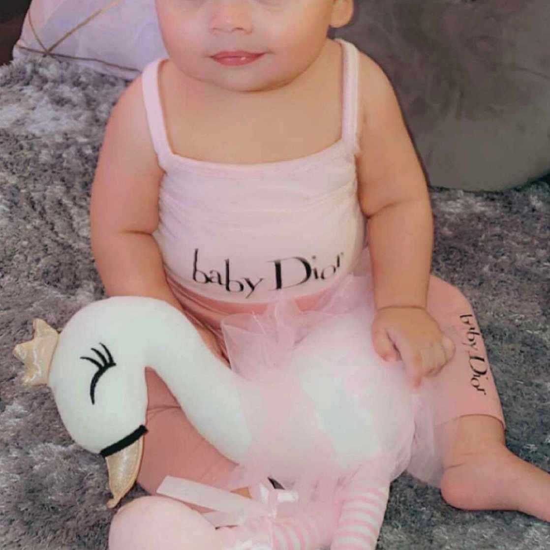 Nayla a rejoint le concours — aidez-le/la à gagner de superbes lots ! baby, baby_toddler_clothing, cheek, eye, face, finger, flash_photography, hand, happy, head, iris, lip, photograph, pink, product, skin, sleeve, smile, toddler, white