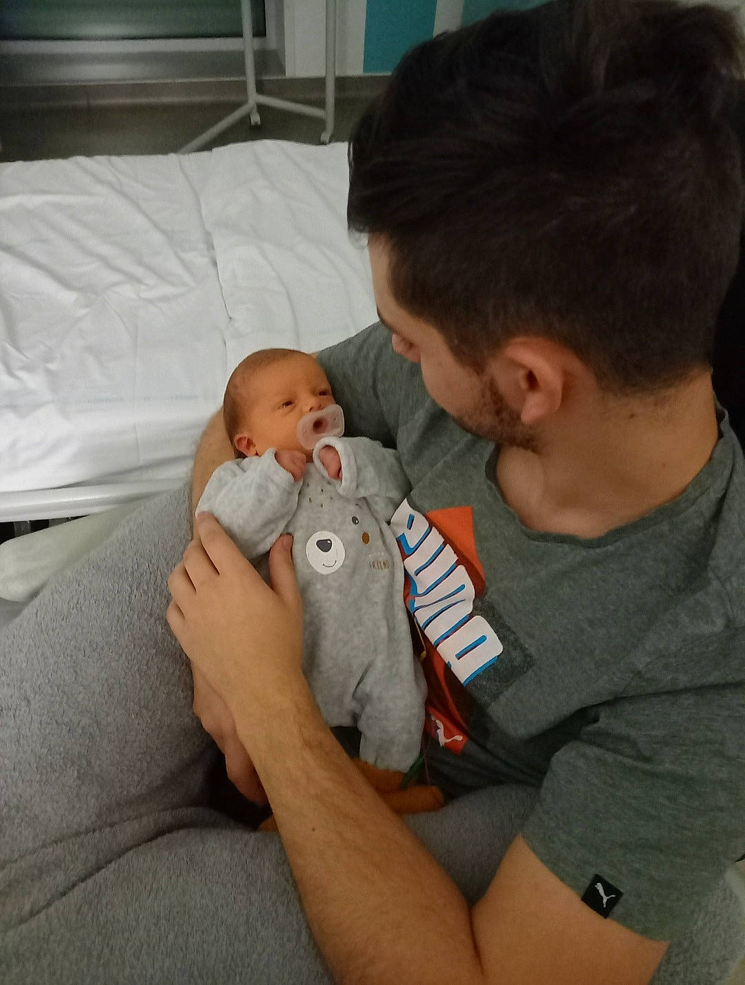 Irina a rejoint le concours — aidez-le/la à gagner de superbes lots ! baby, baby_products, baby_toddler_clothing, bed, bed_sheet, bedding, bedroom, child, comfort, ear, finger, hand, head, human, linens, mattress, nail, person, product, skin