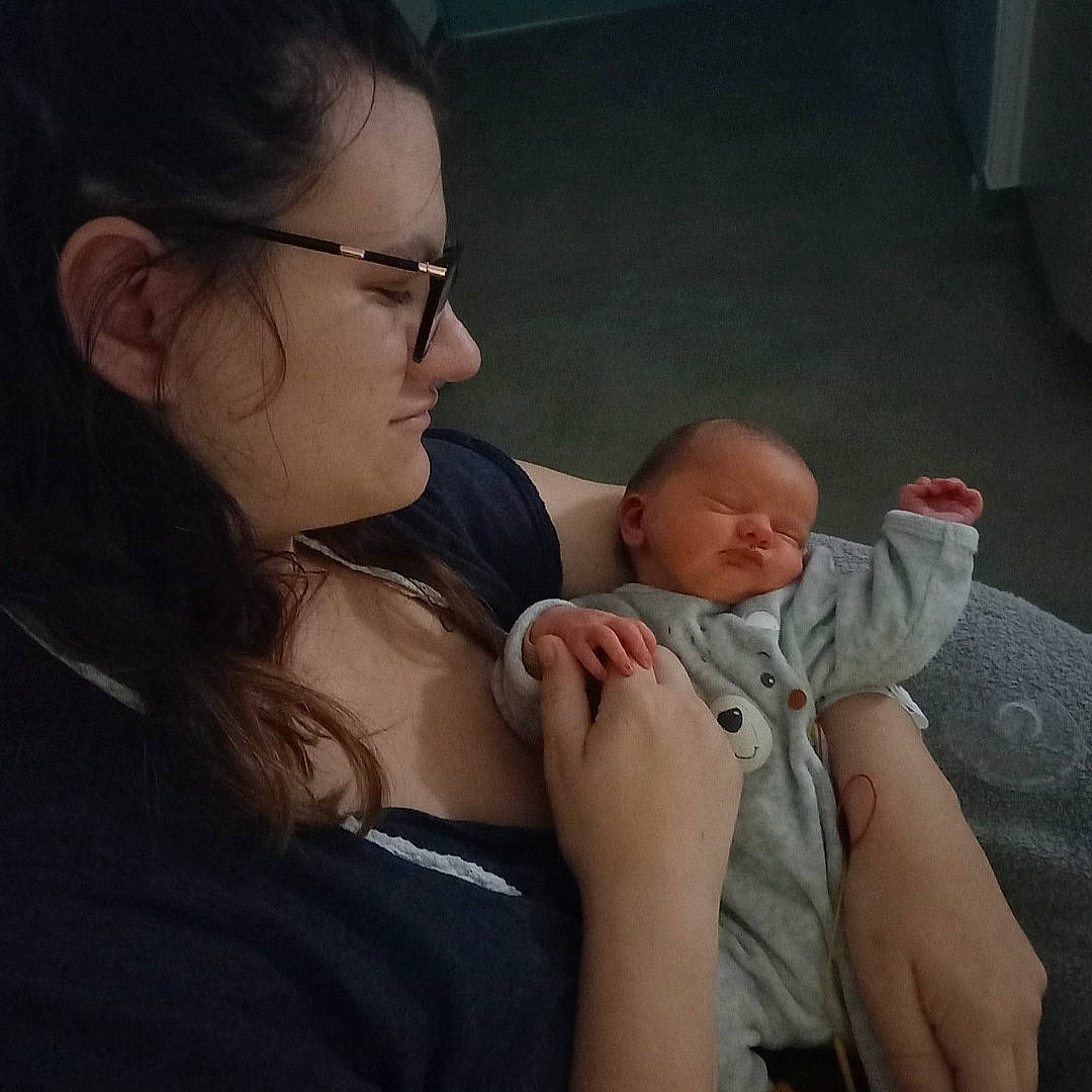 Irina a rejoint le concours — aidez-le/la à gagner de superbes lots ! baby, baby_products, birth, black_hair, cheek, childbirth, comfort, earrings, elbow, finger, gesture, glasses, hand, head, joint, love, person, shoulder, skin, thumb